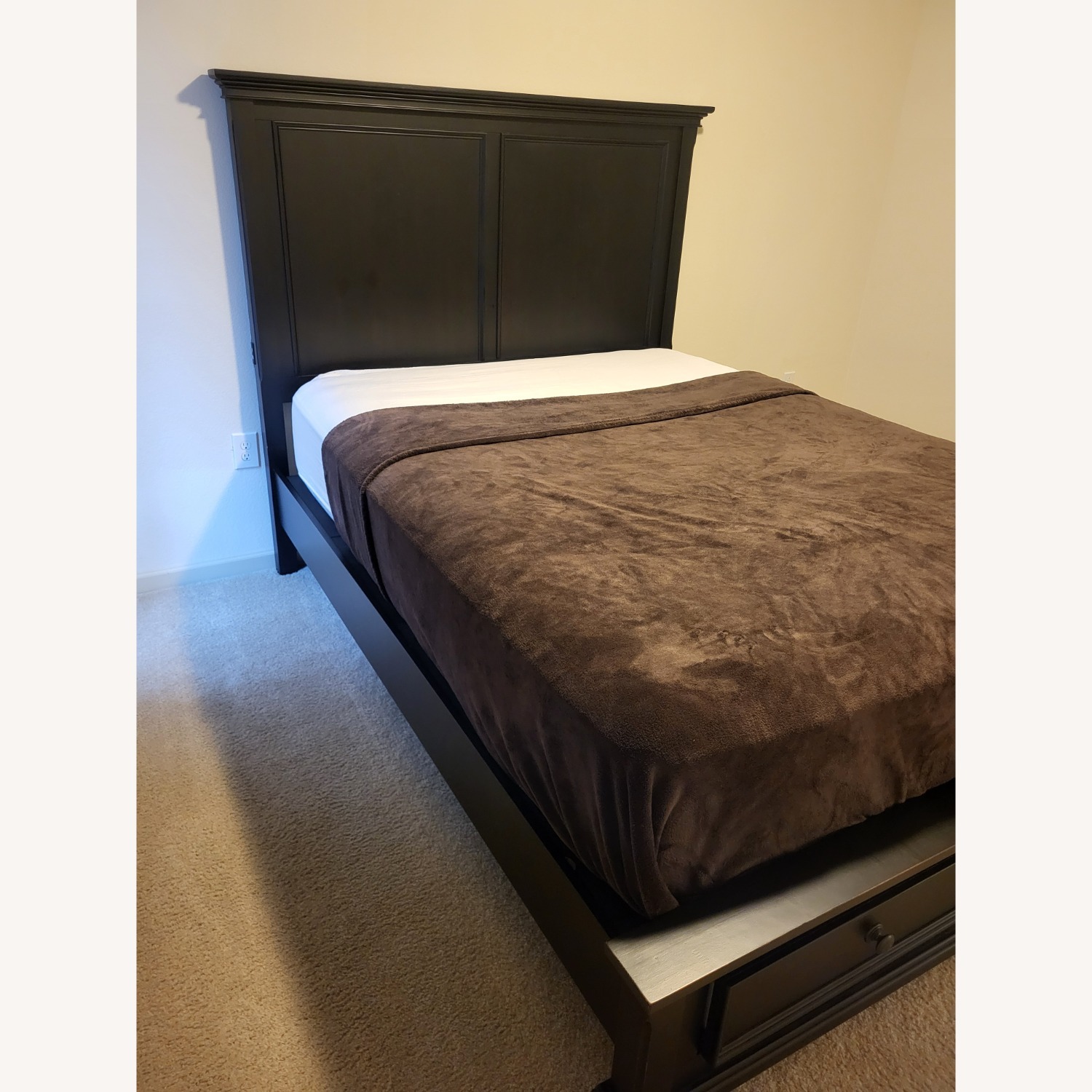 Black Oxford Queen Bed - image-2