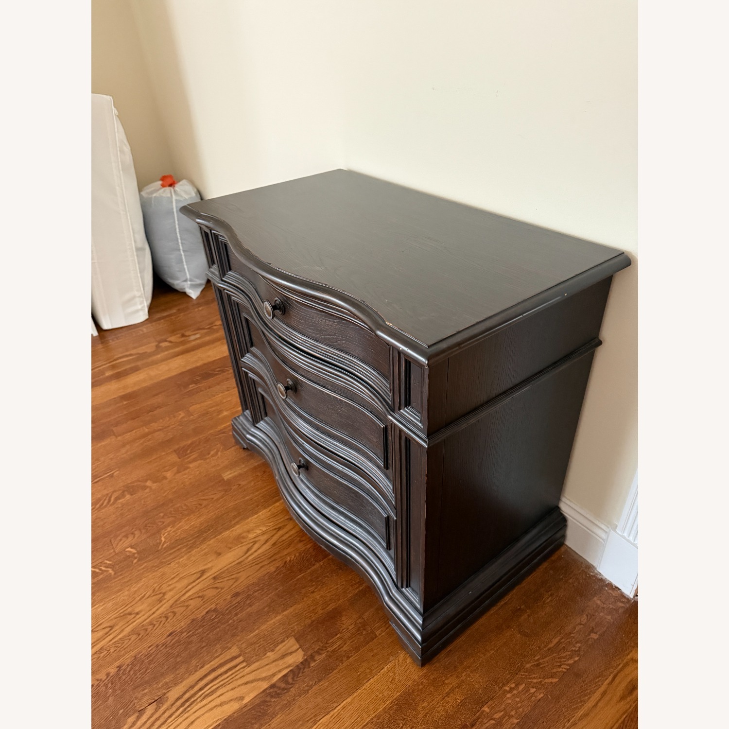 Bassett Chest with 3 Drewers - image-2