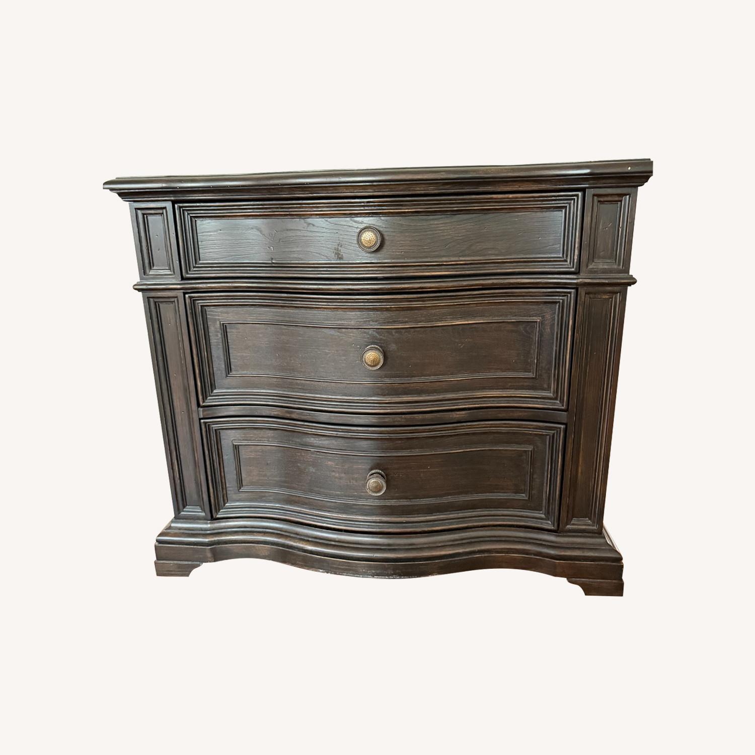 Bassett Chest with 3 Drewers - image-0