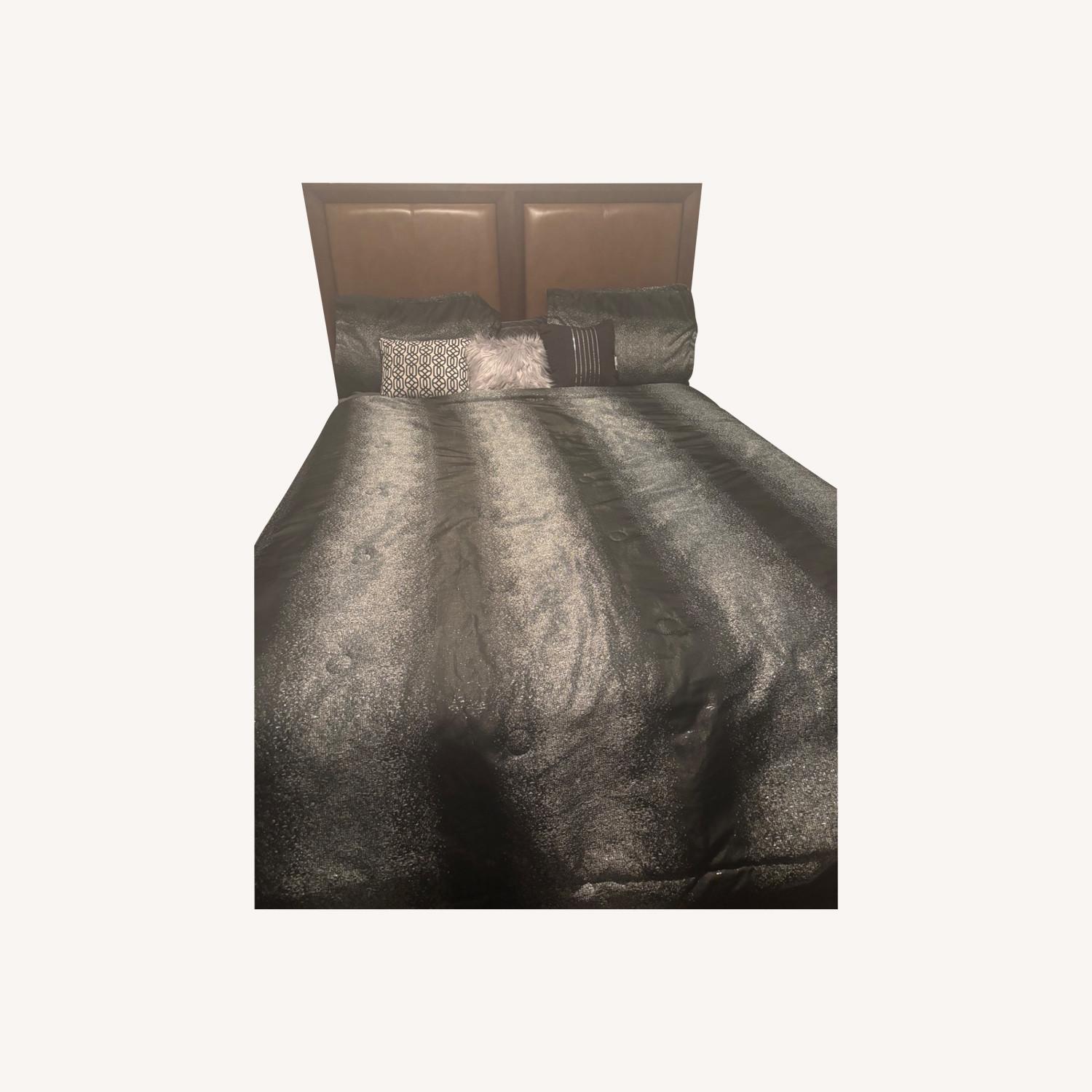 Vintage Full Bed - image-0