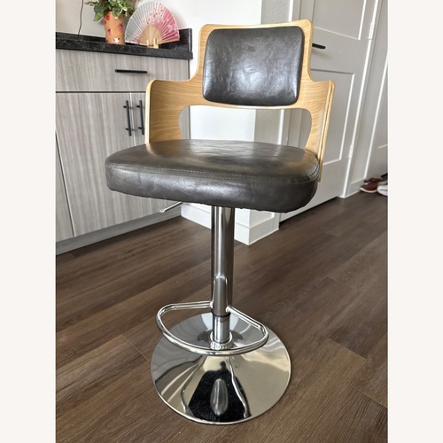 Used Counter Bar Stools for sale on AptDeco