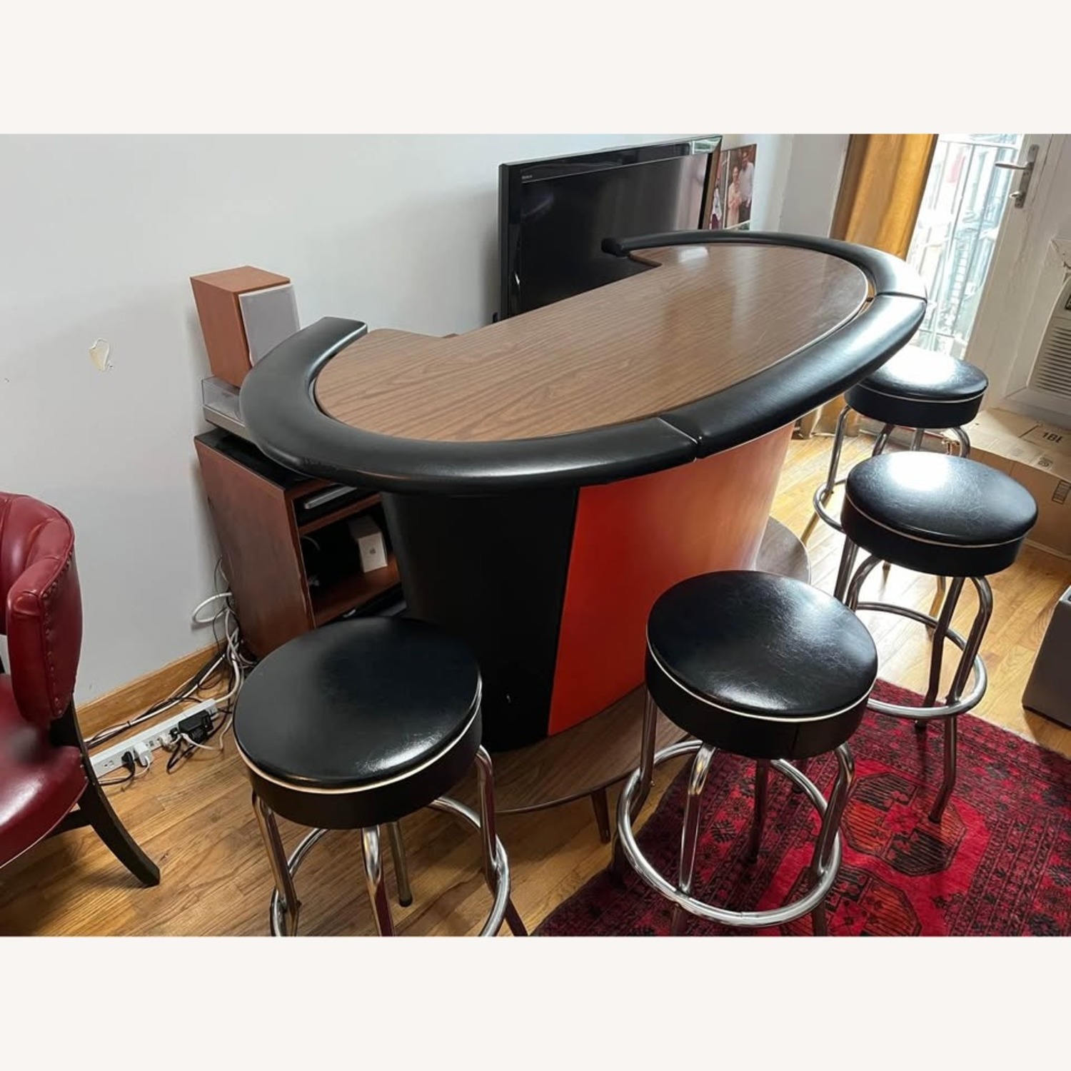Indoor Vintage Bar with Stools - image-1