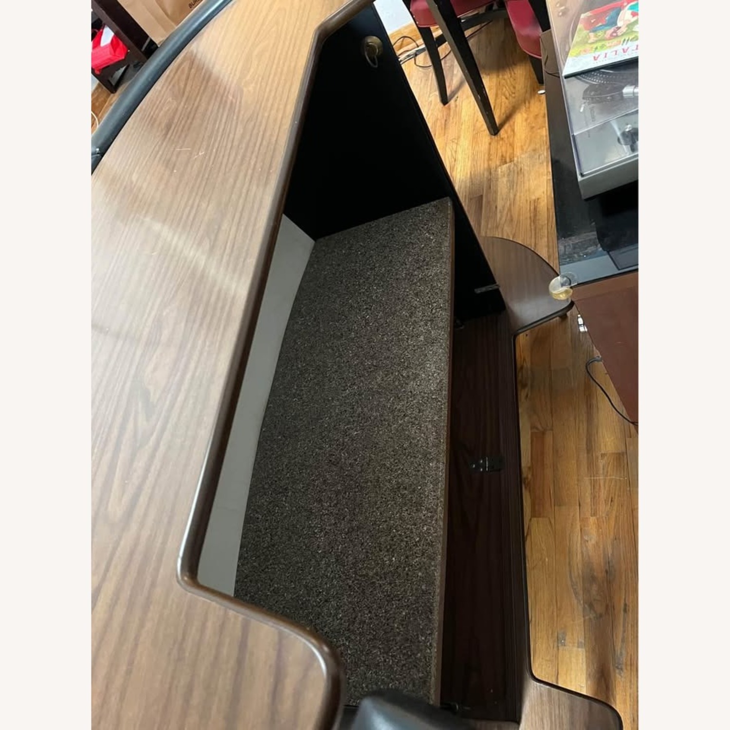 Indoor Vintage Bar with Stools - image-3