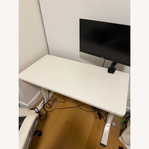 Used Wayfair White Adjustable Standing Desk for sale on AptDeco