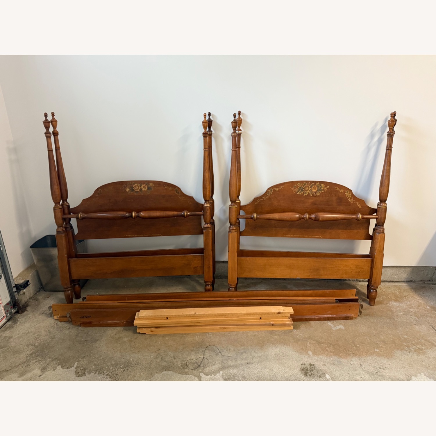 Hitchcock Twin Bed Set W Mirror - image-2