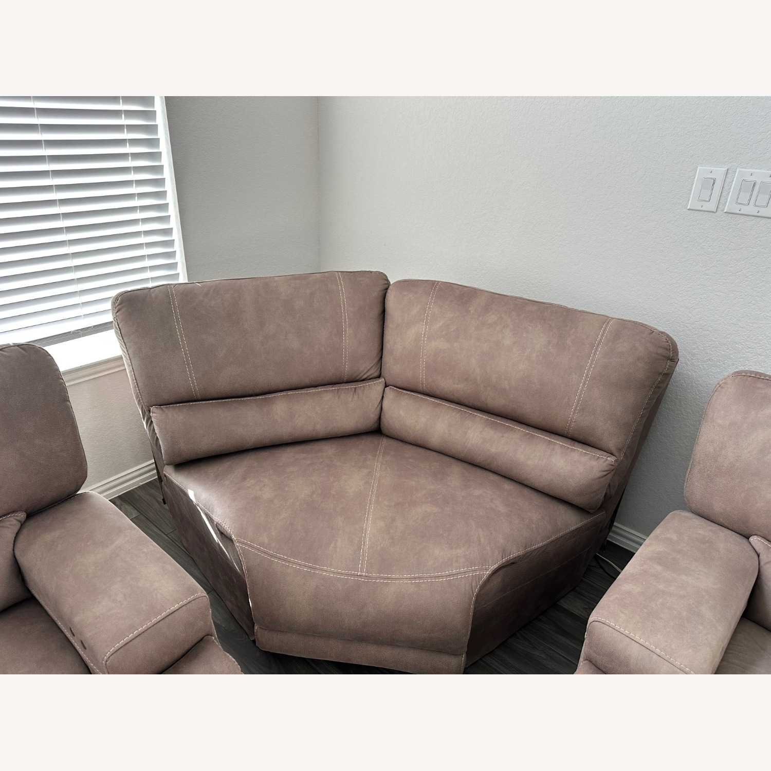 Warrendale 4 Pc Power Reclining Sectional - image-5