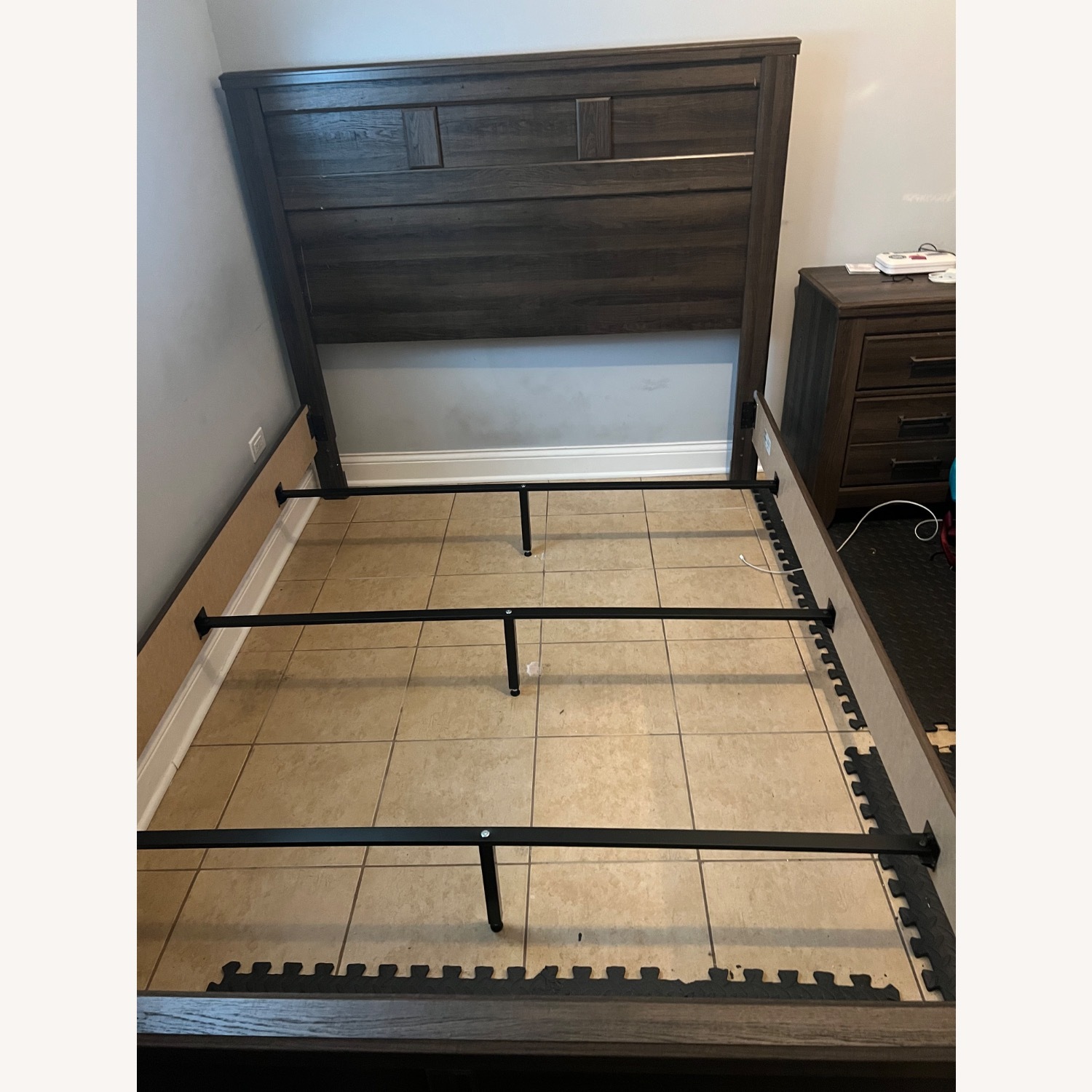 Juararo Queen Panel Bed - image-2