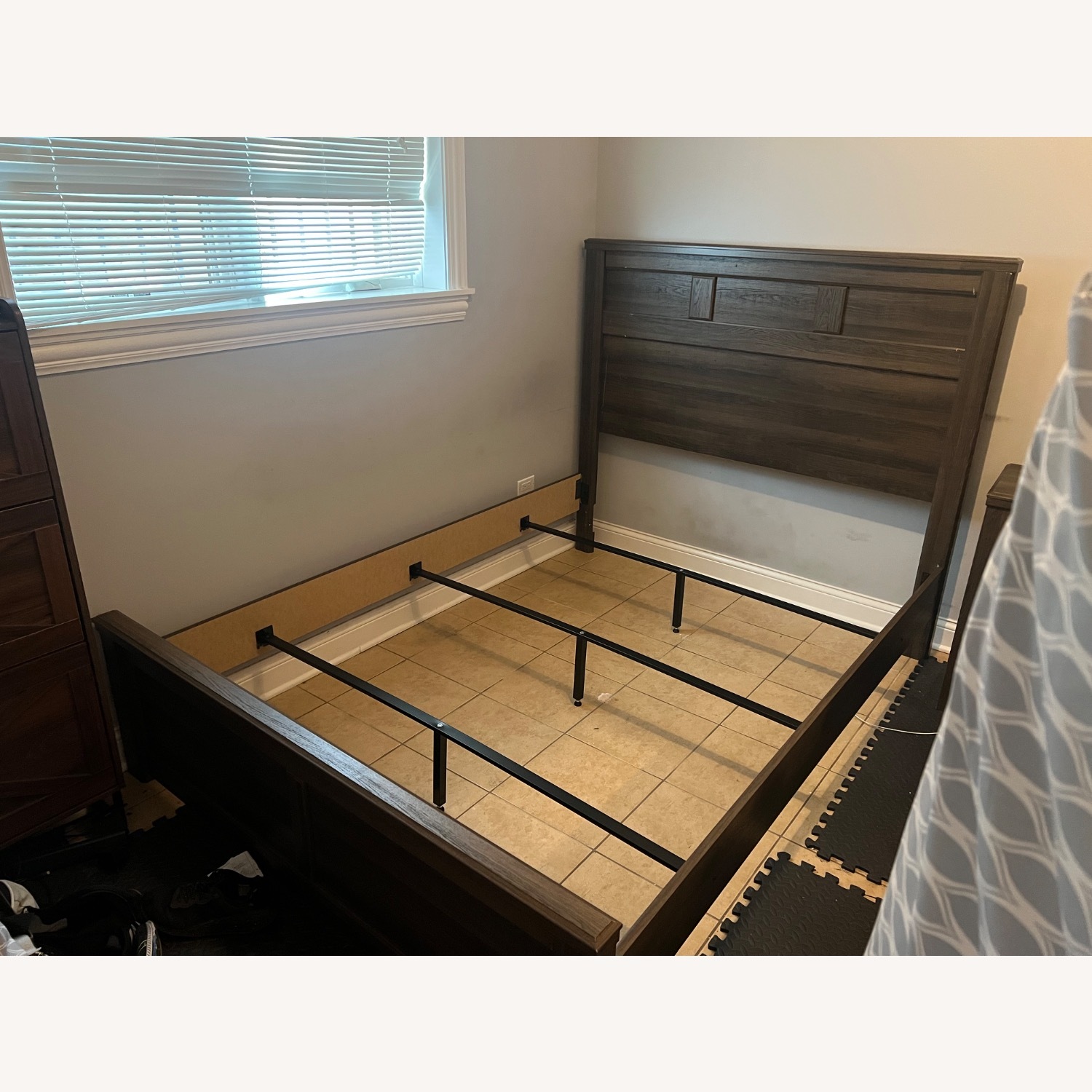 Juararo Queen Panel Bed - image-1