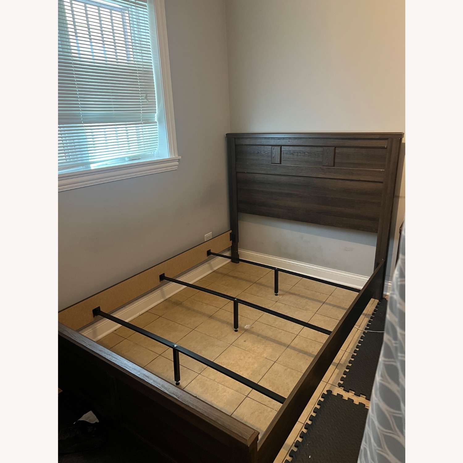 Juararo Queen Panel Bed - image-10