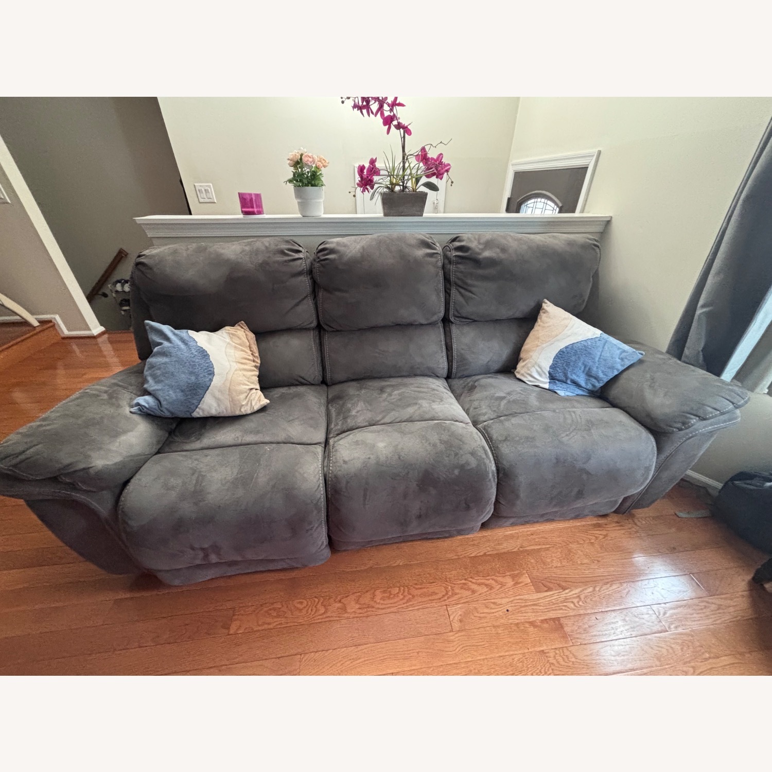 Recliner & non Recliner Sofa - image-0