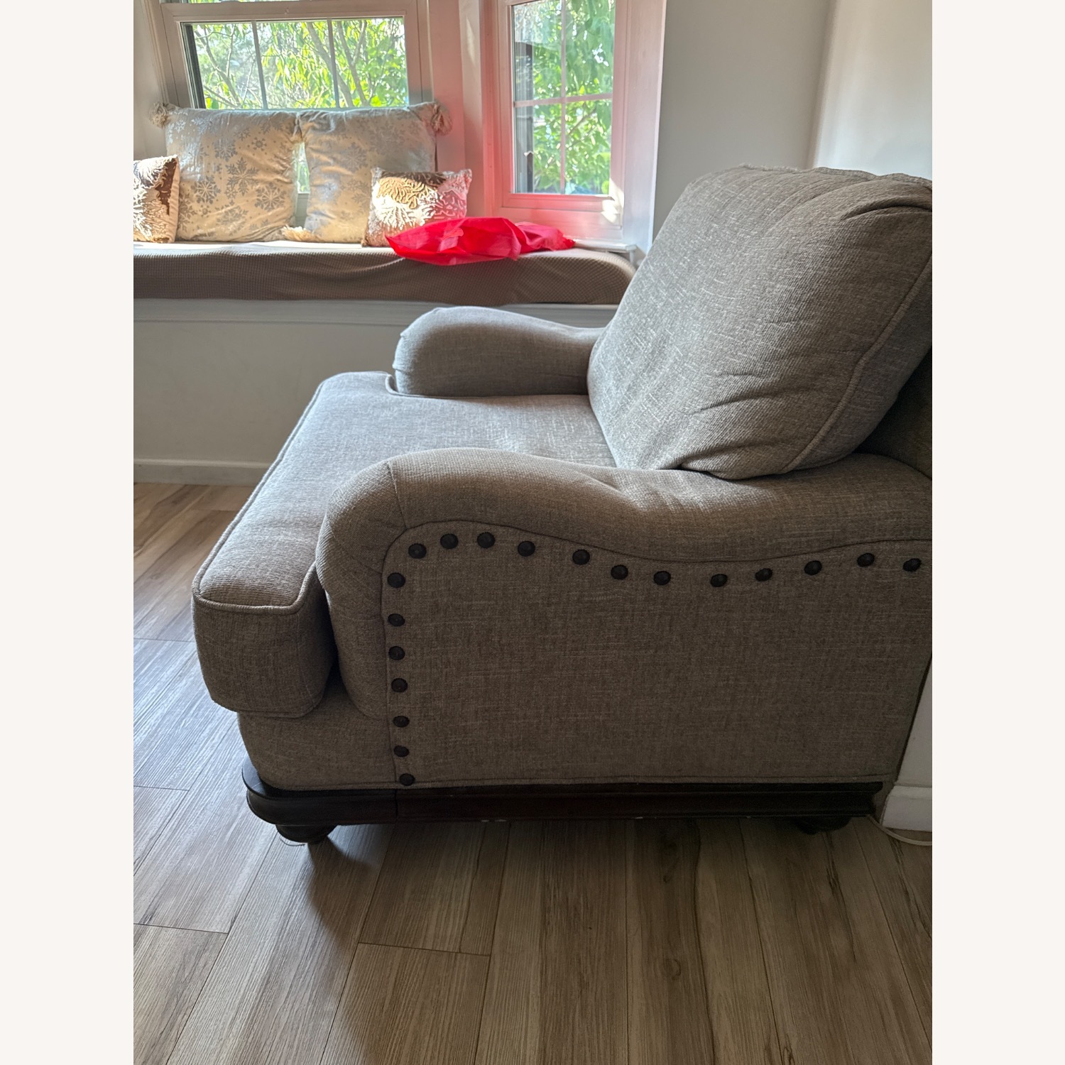 Single Couch - image-4