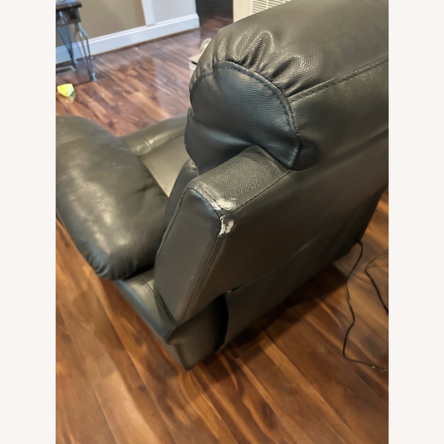 Leggett & Platt Comfy Recliner - image-5