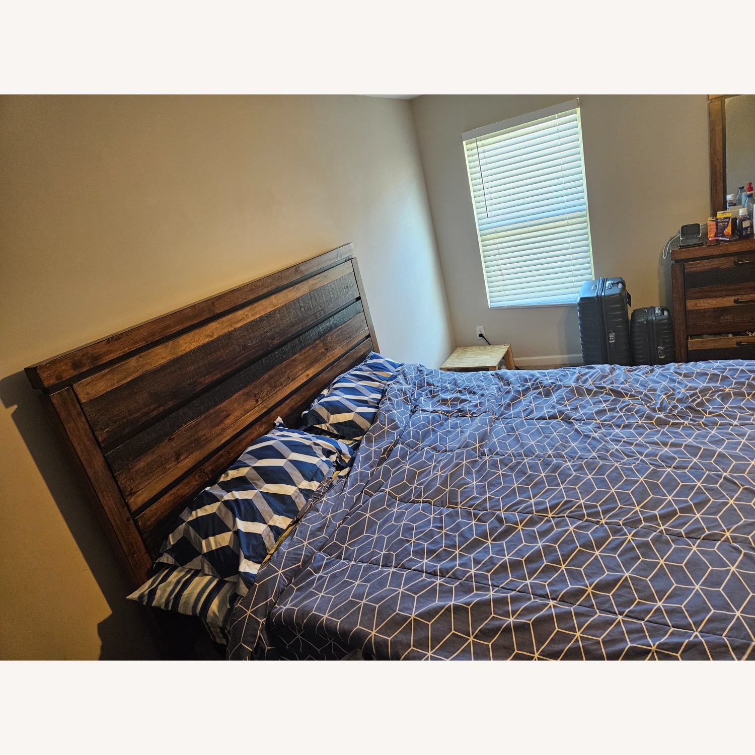 Westover Hills King Size Bed - image-3