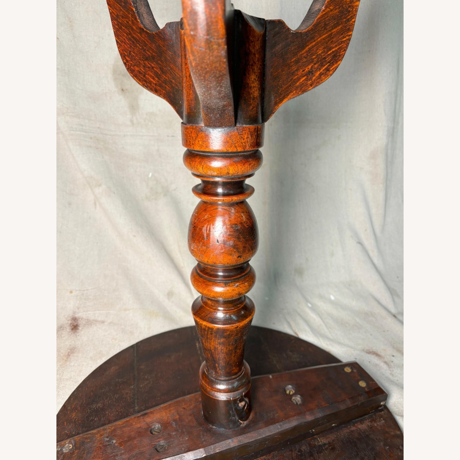 18th Century English Oak Round Tripod Table - image-5