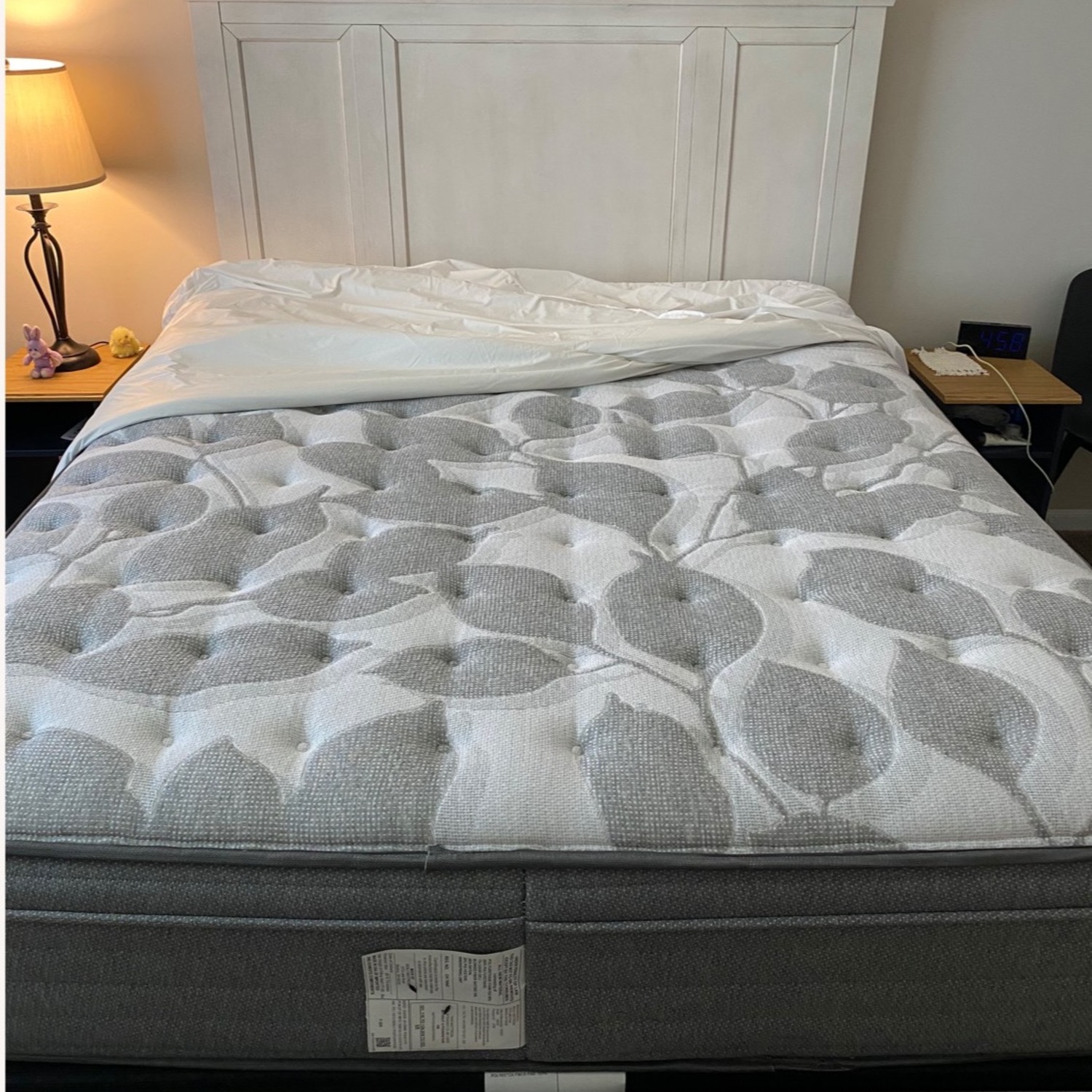 Value City Sealy Posturepedic Queen Size Bed - image-4