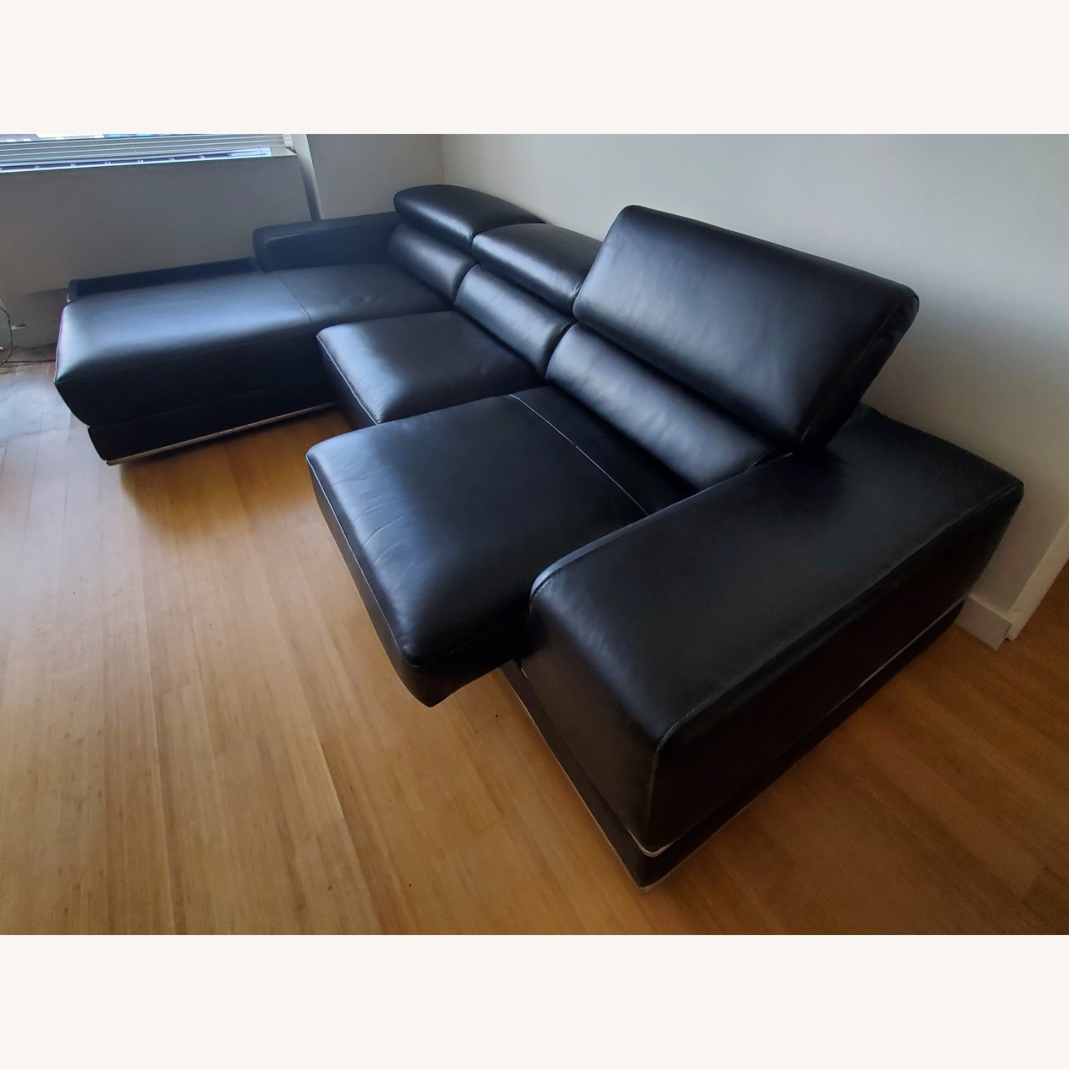 Modani Bergamo Black Leather Sectional - image-4