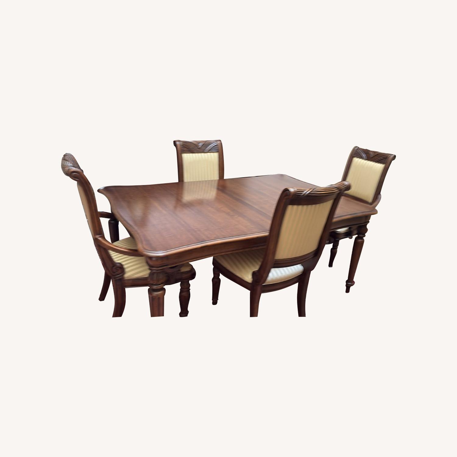 Dining Room Table Set - image-0