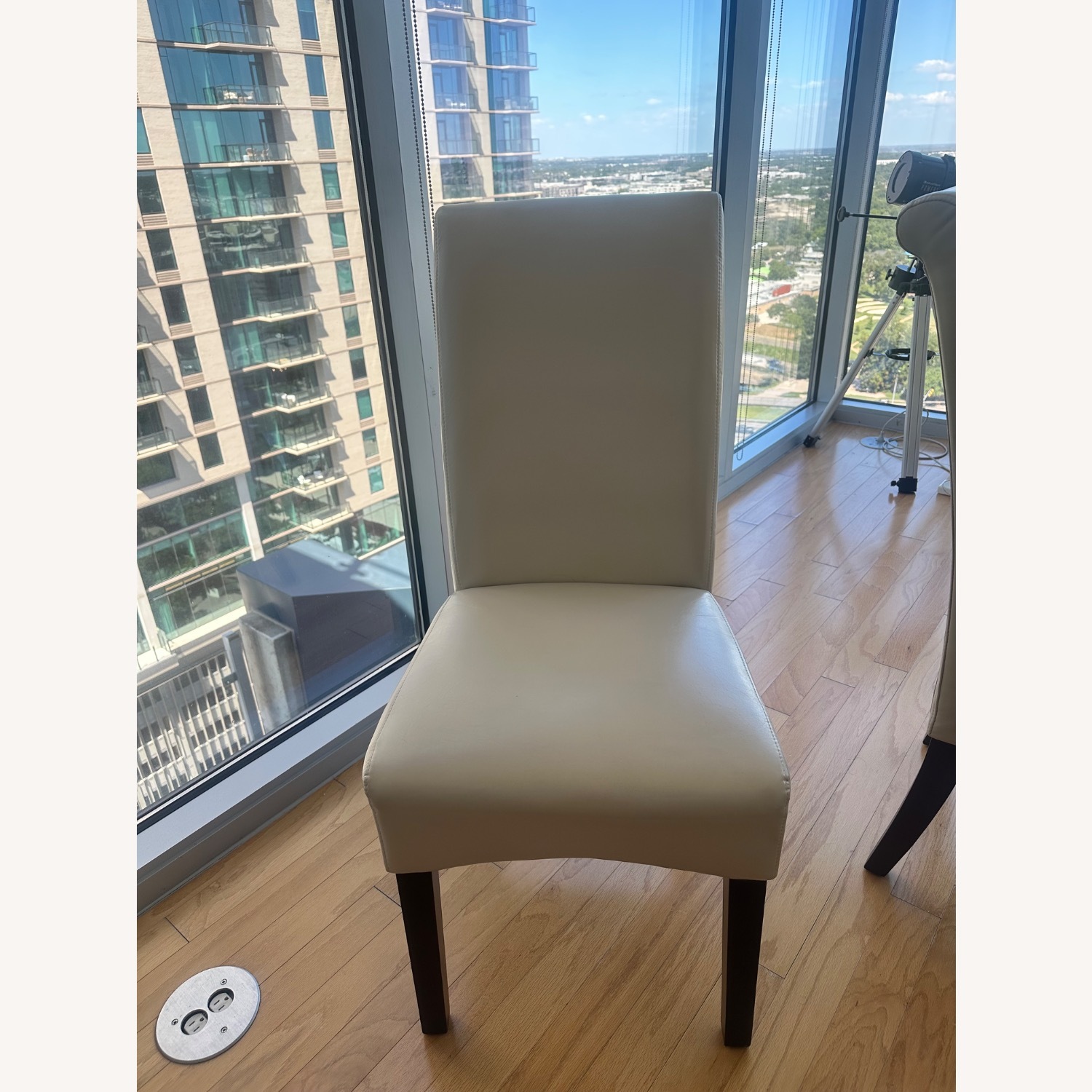 Rooms To Go Wyndhall 5 Pc Rectangle Dining Table With Chairs - image-3