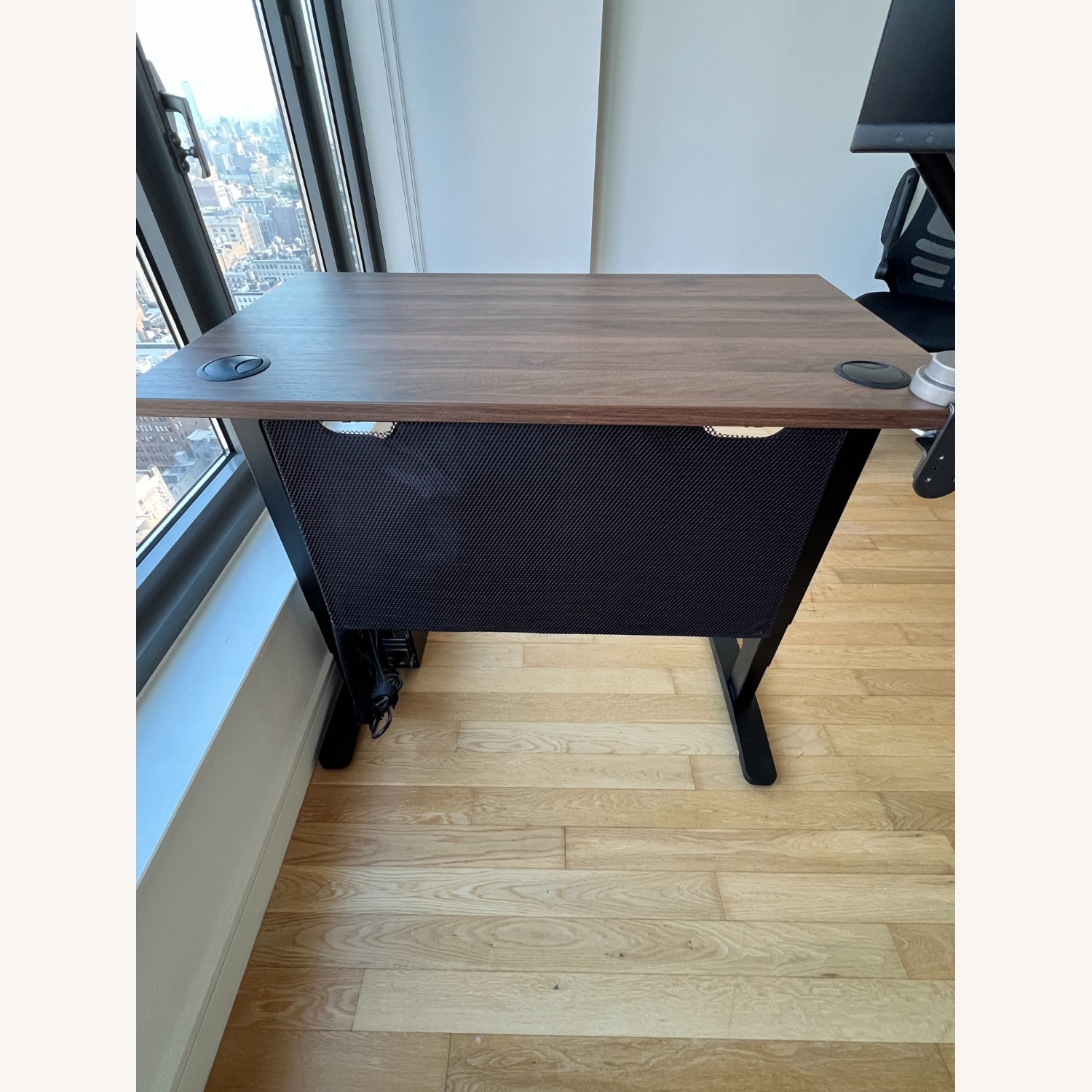 Uplift V2 Standing Desk – 42"x24" Walnut Laminate - image-6