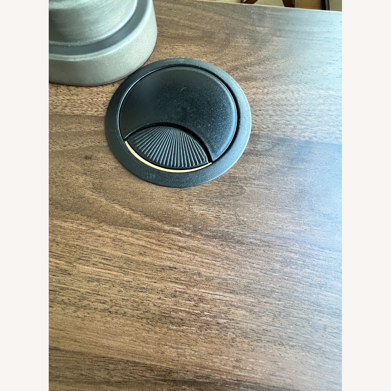 Uplift V2 Standing Desk – 42"x24" Walnut Laminate - image-8