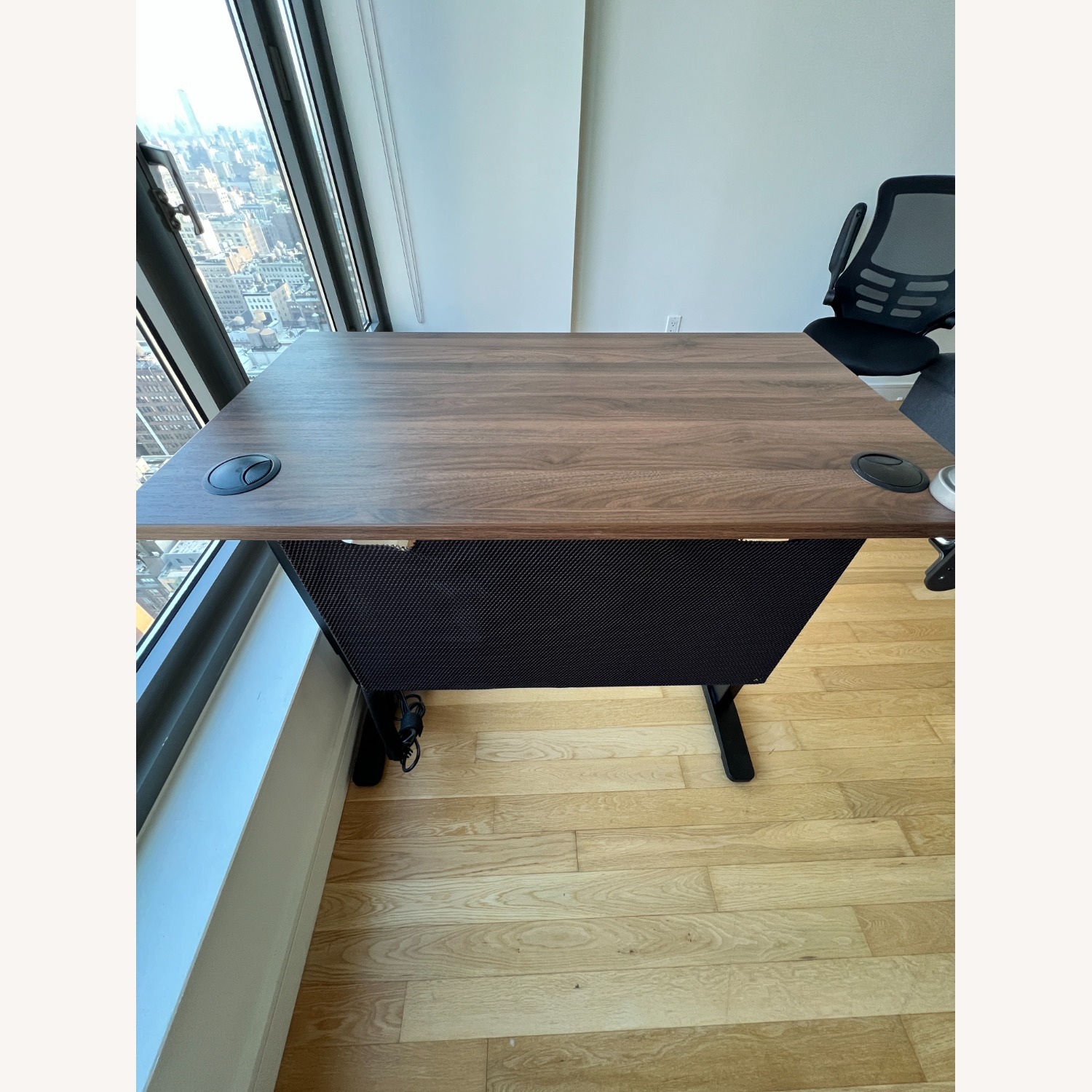 Uplift V2 Standing Desk – 42"x24" Walnut Laminate - image-11