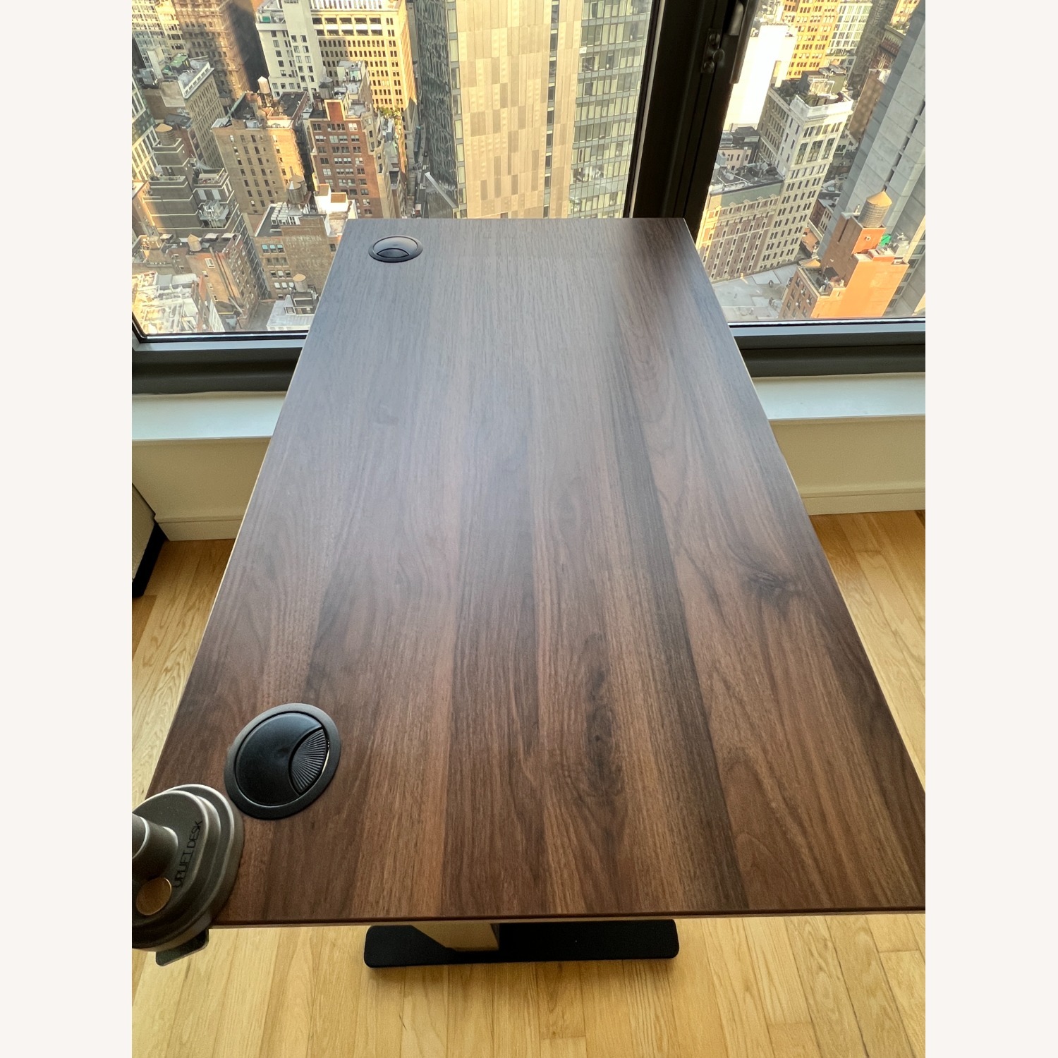 Uplift V2 Standing Desk – 42"x24" Walnut Laminate - image-4