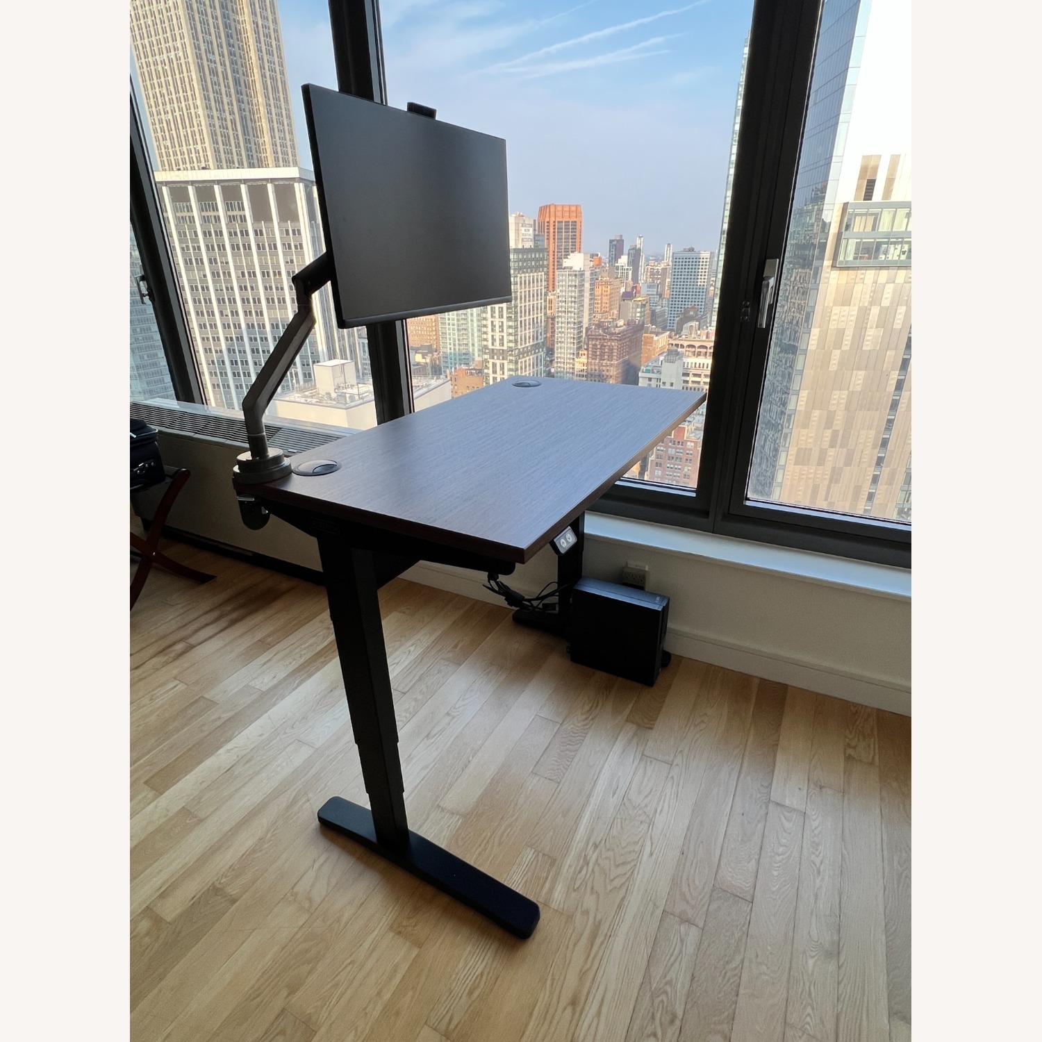 Uplift V2 Standing Desk – 42"x24" Walnut Laminate - image-2