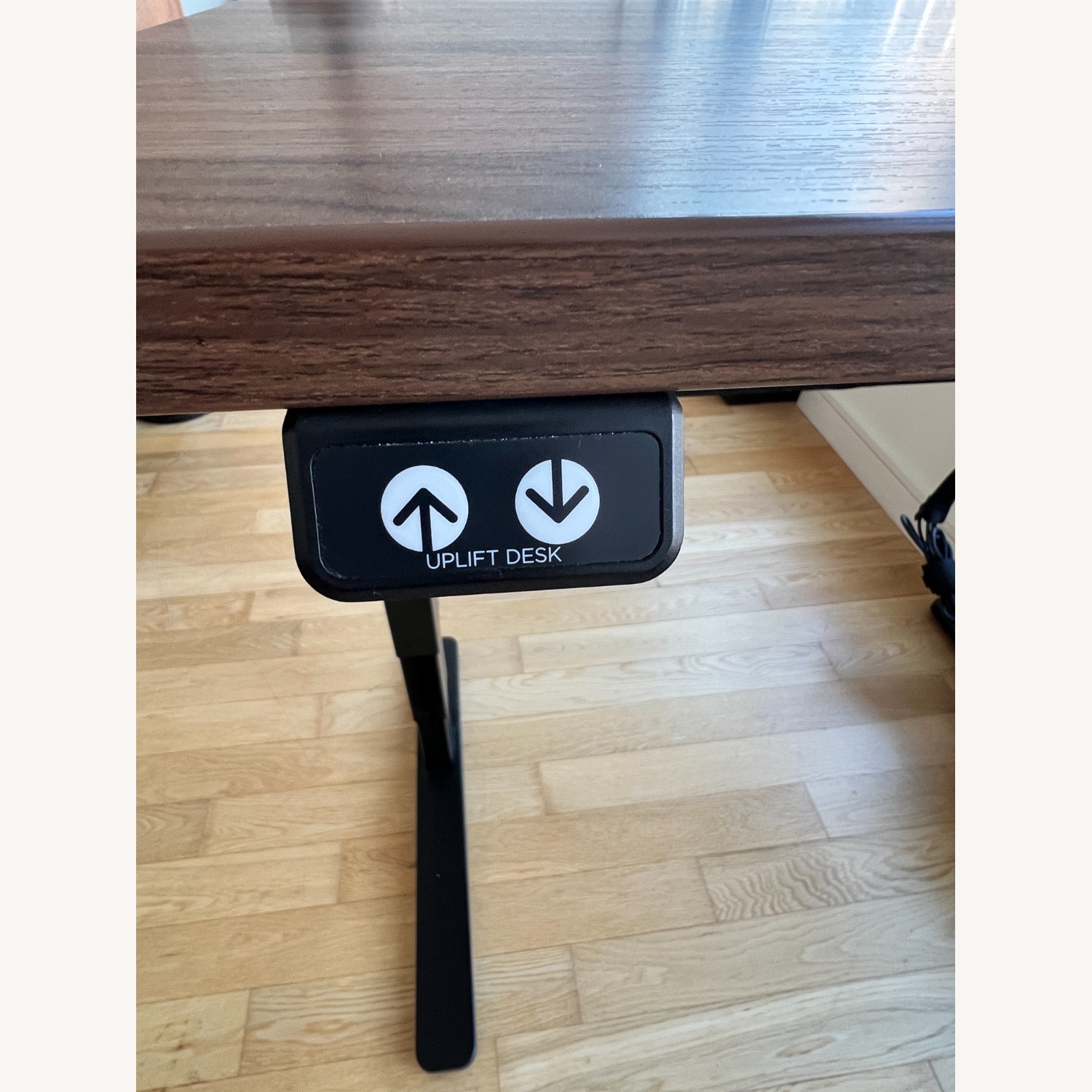 Uplift V2 Standing Desk – 42"x24" Walnut Laminate - image-5