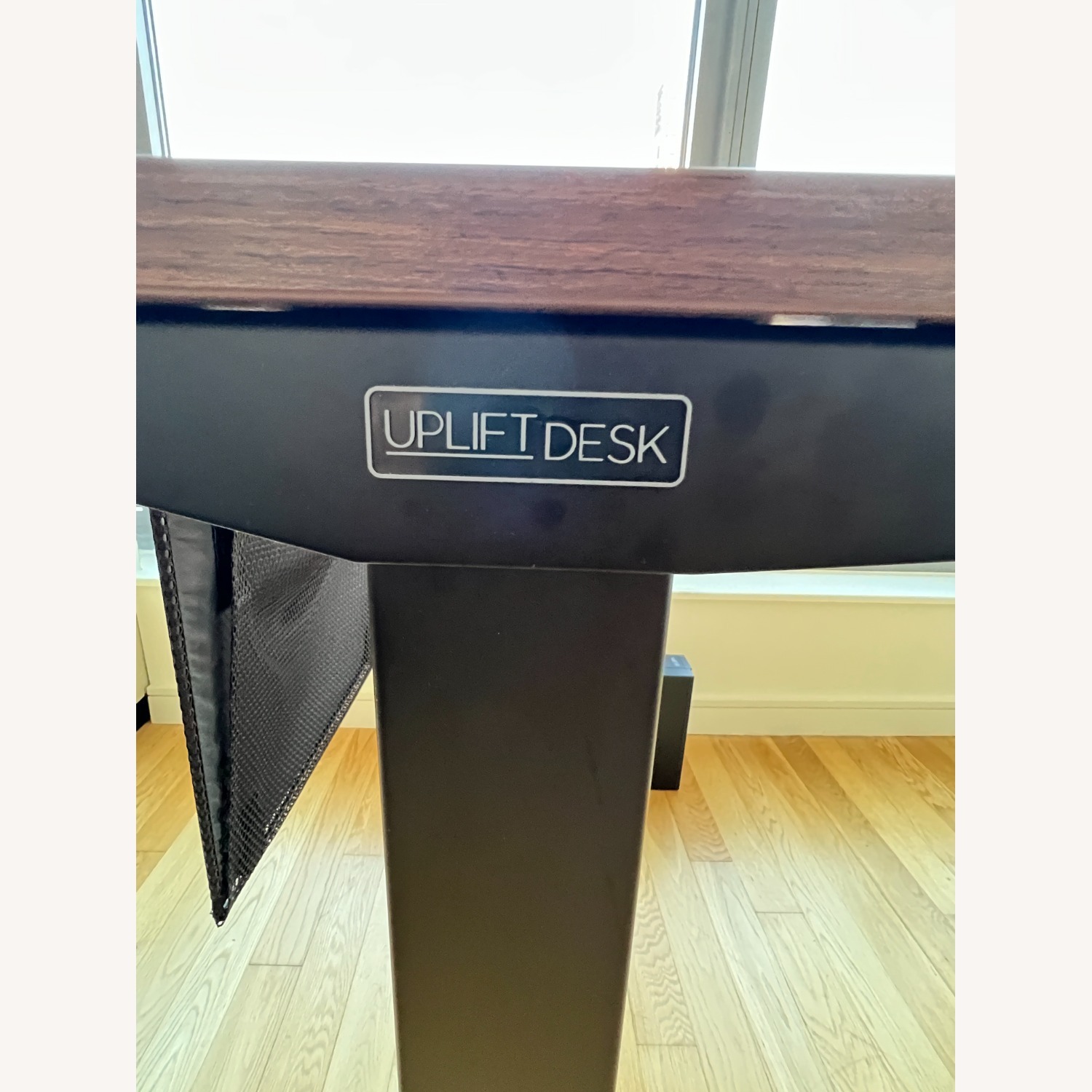 Uplift V2 Standing Desk – 42"x24" Walnut Laminate - image-10