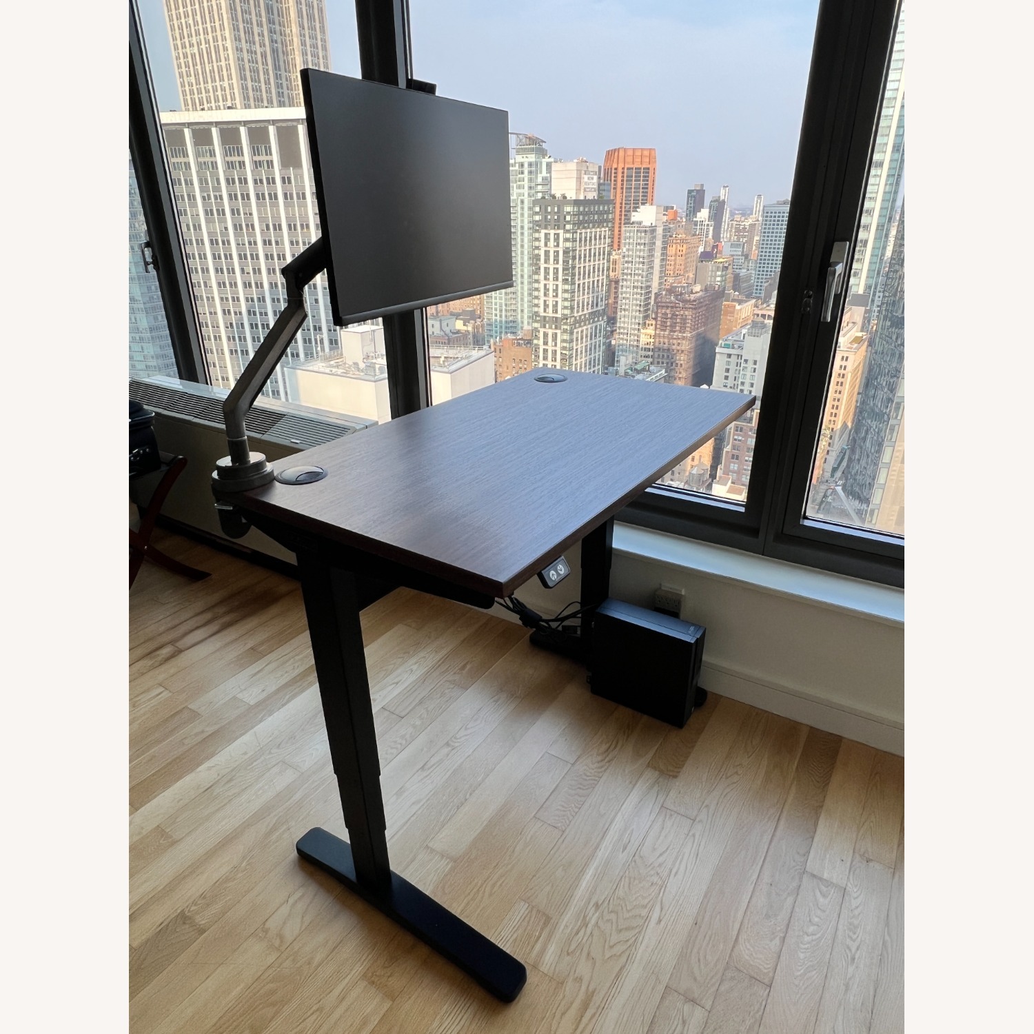 Uplift V2 Standing Desk – 42"x24" Walnut Laminate - image-1
