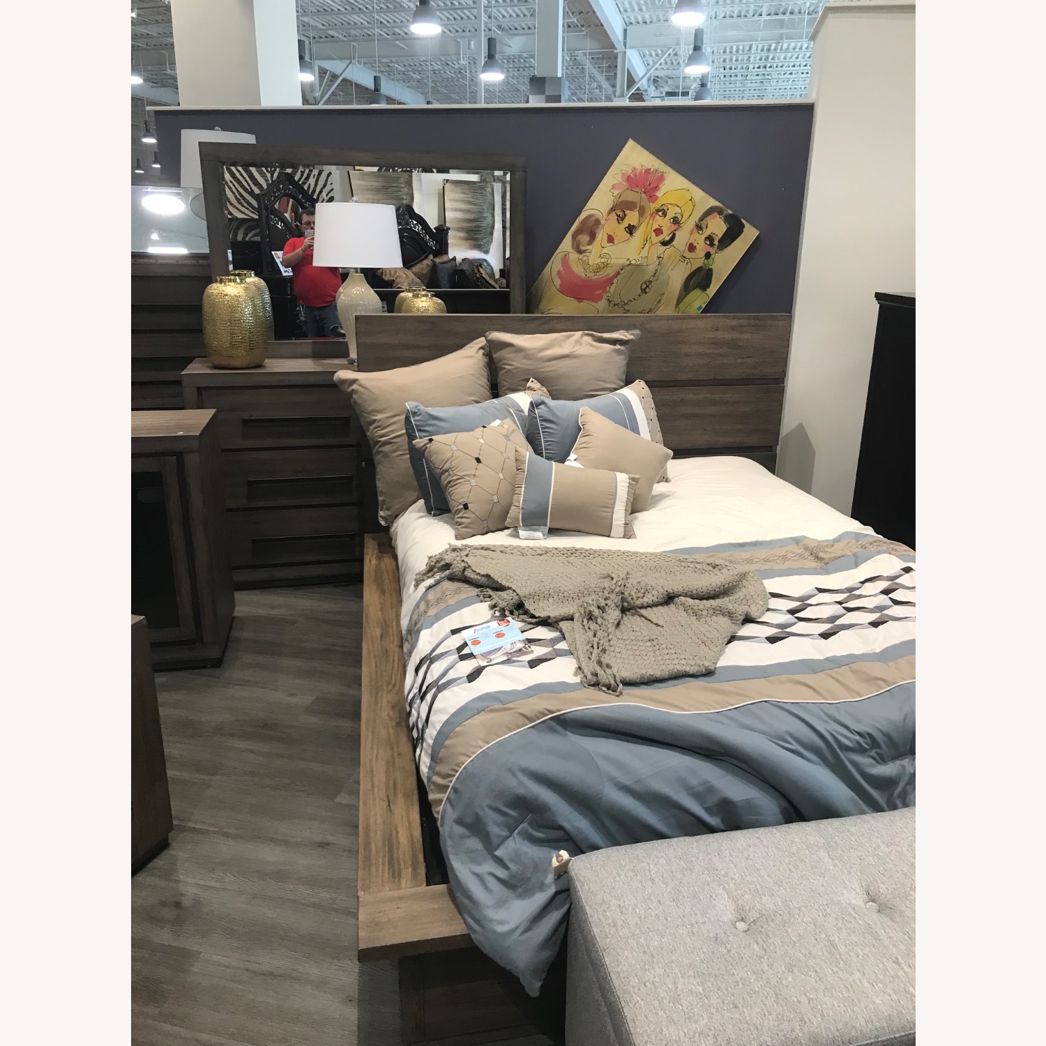 Elegant Queen Size Bed and Drawer Set - image-1