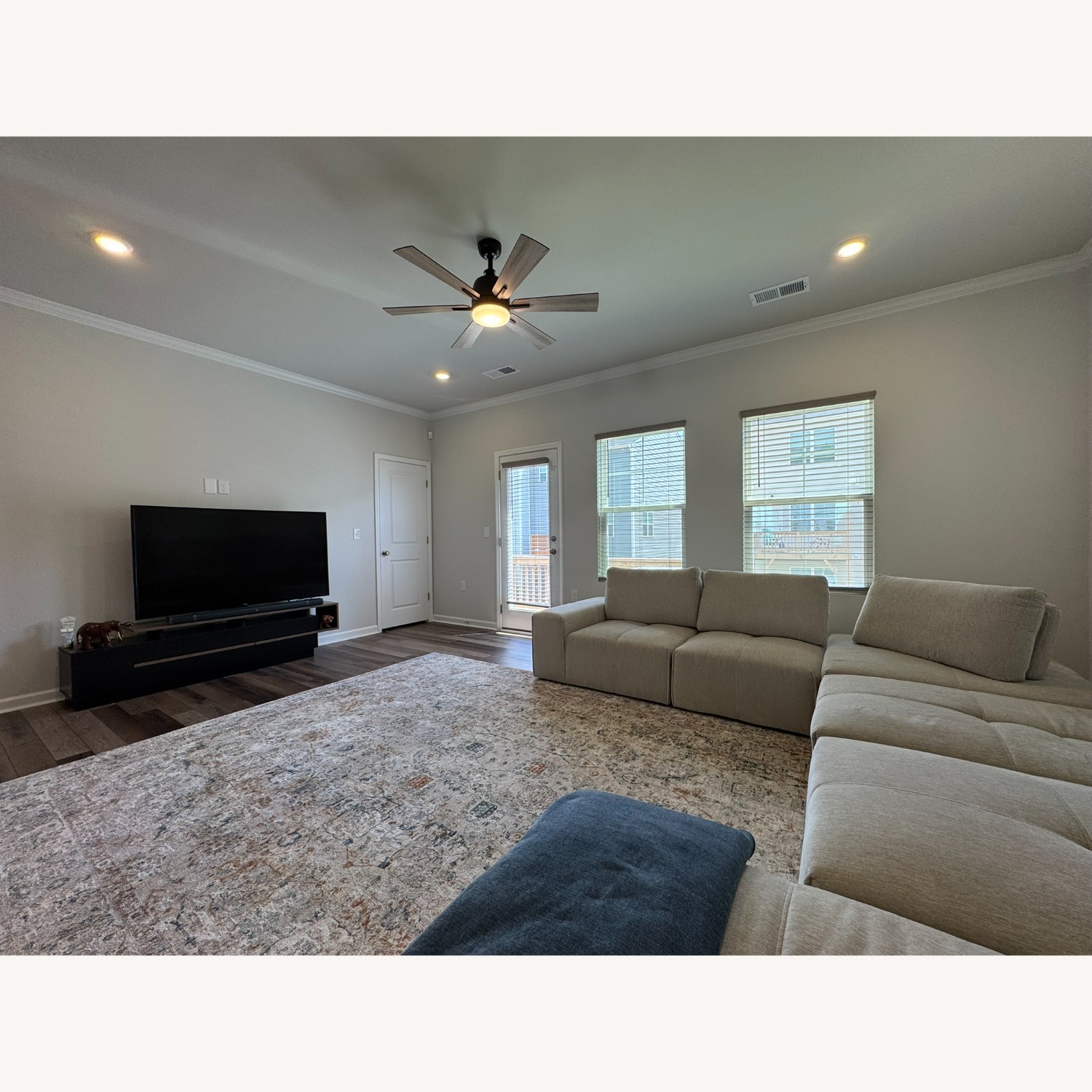 Laney 7 Pc Right Chaise Sectional - image-3