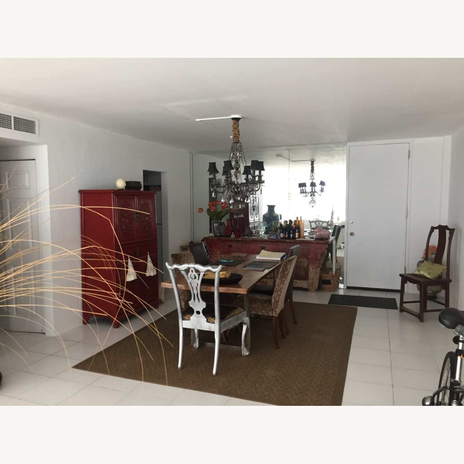 Arne Jacobsen Classic White EGG chair - image-3