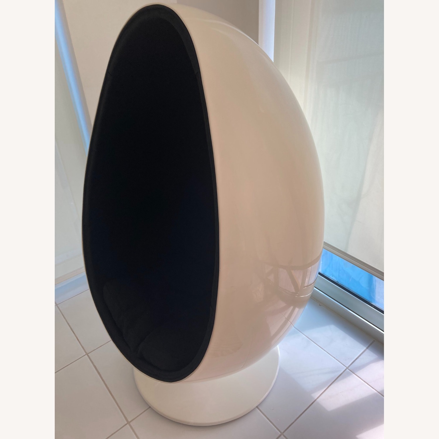 Arne Jacobsen Classic White EGG chair - image-1