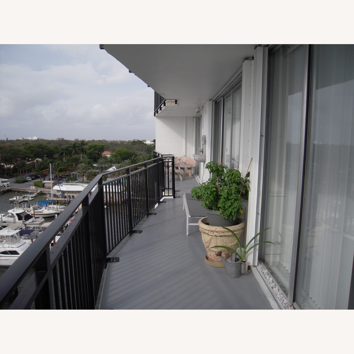 Arne Jacobsen Classic White EGG chair - image-2