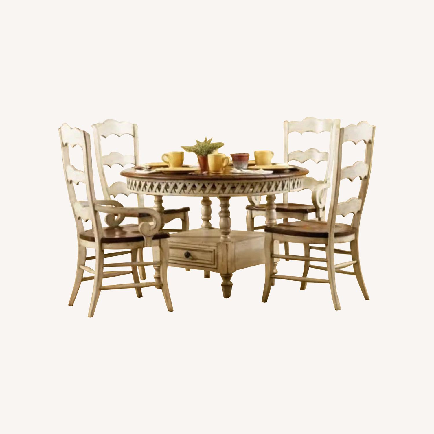Hooker Round/Oval Dining Table W Leaf & 4 Chairs - image-0