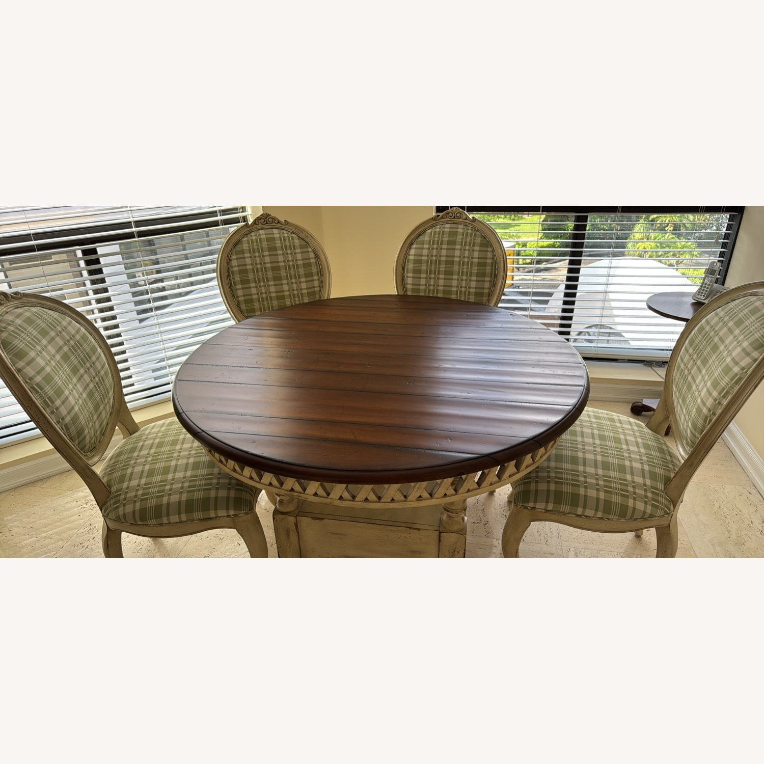 Hooker Round/Oval Dining Table W Leaf & 4 Chairs - image-1