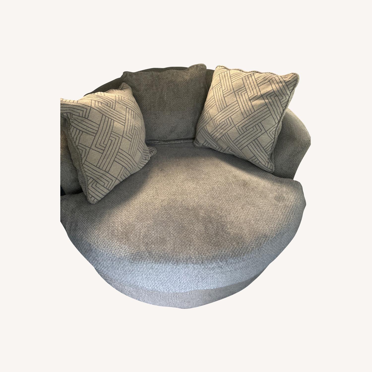 Round Chair - image-0