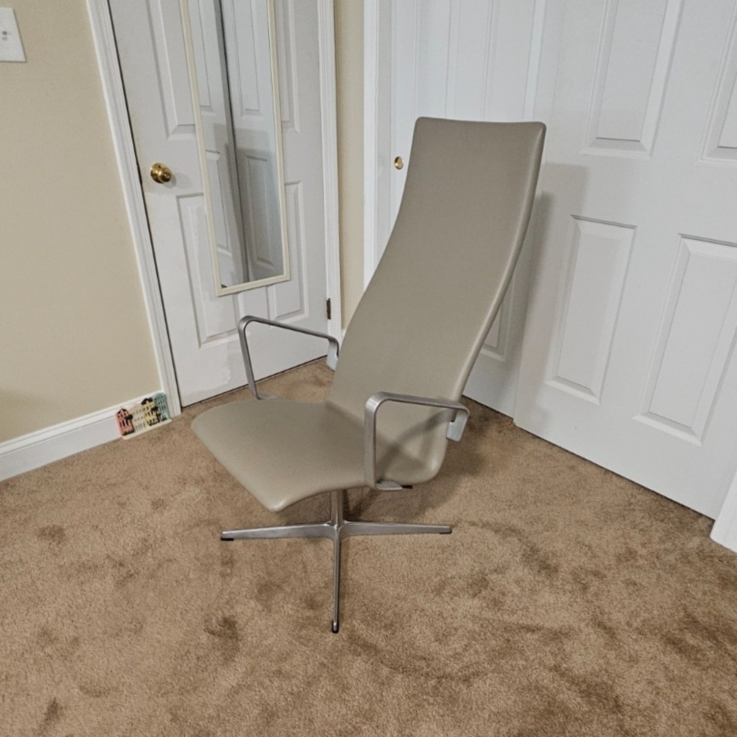 Fritz Hansen Arne Jacobsen Oxford Chair - image-9