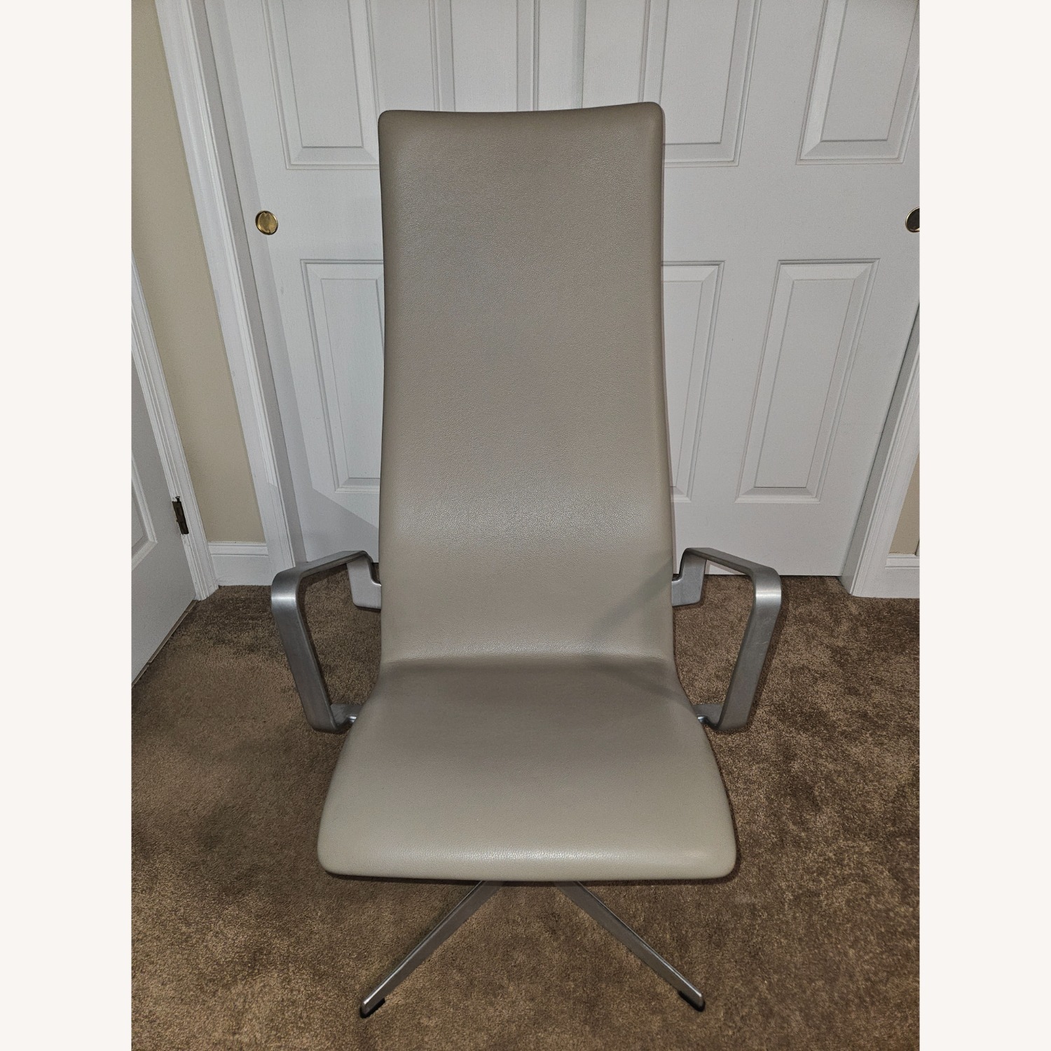 Fritz Hansen Arne Jacobsen Oxford Chair - image-1