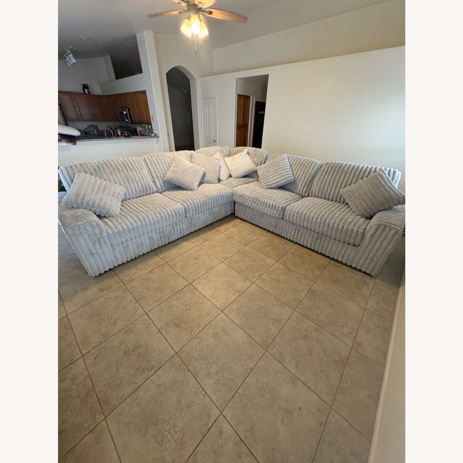 Stupendous 3 piece Sectional Furderoy Couch - image-1