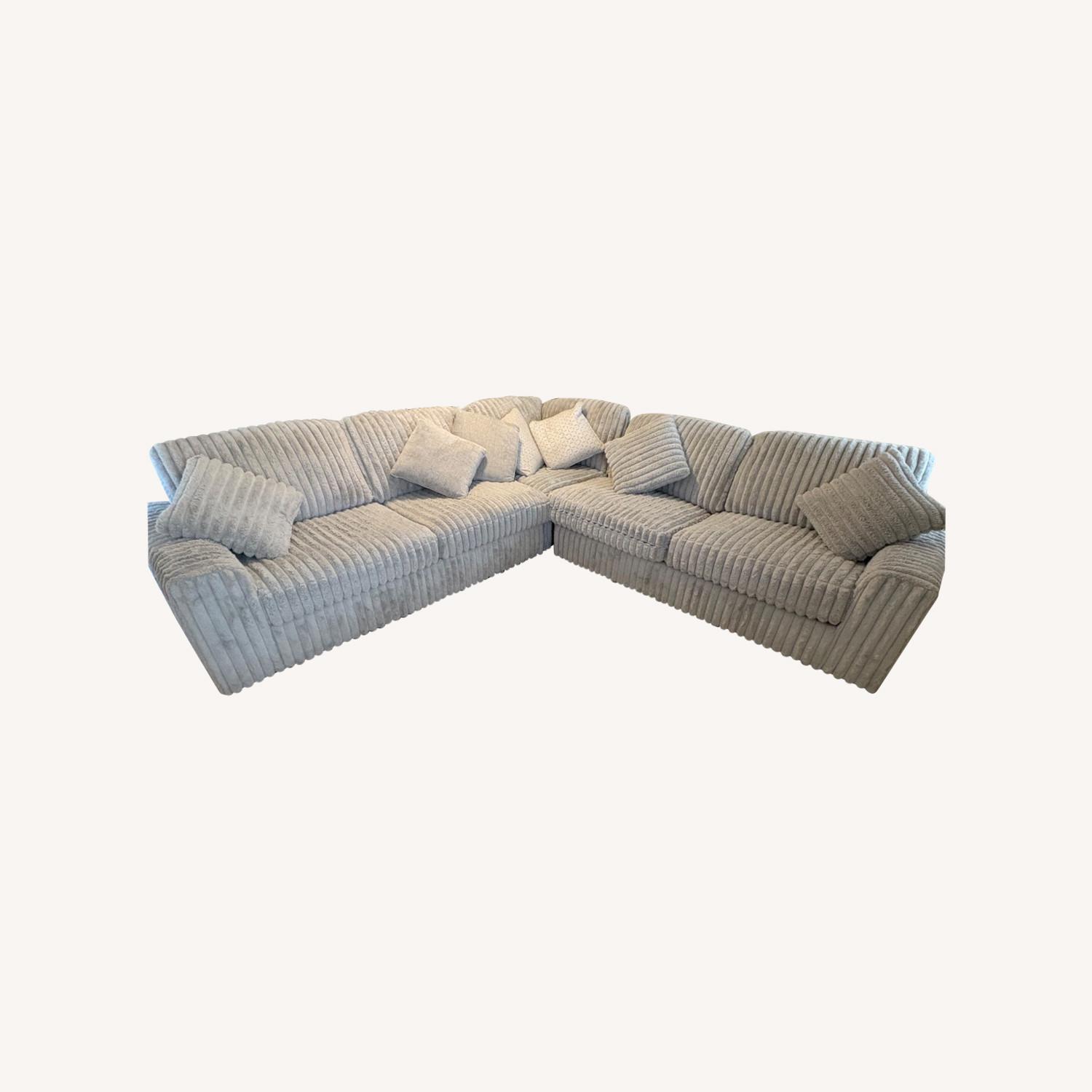 Stupendous 3 piece Sectional Furderoy Couch - image-0