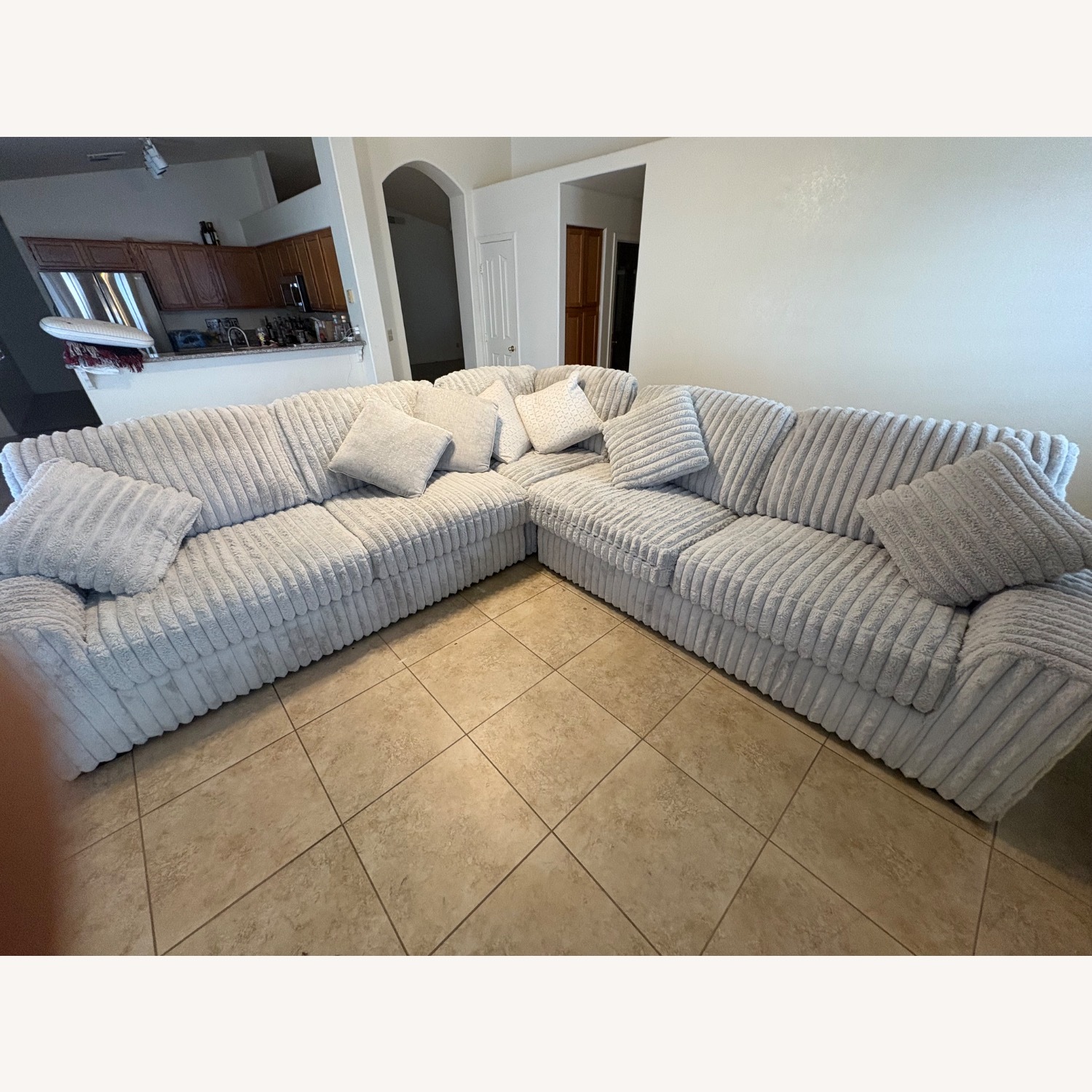 Stupendous 3 piece Sectional Furderoy Couch - image-7