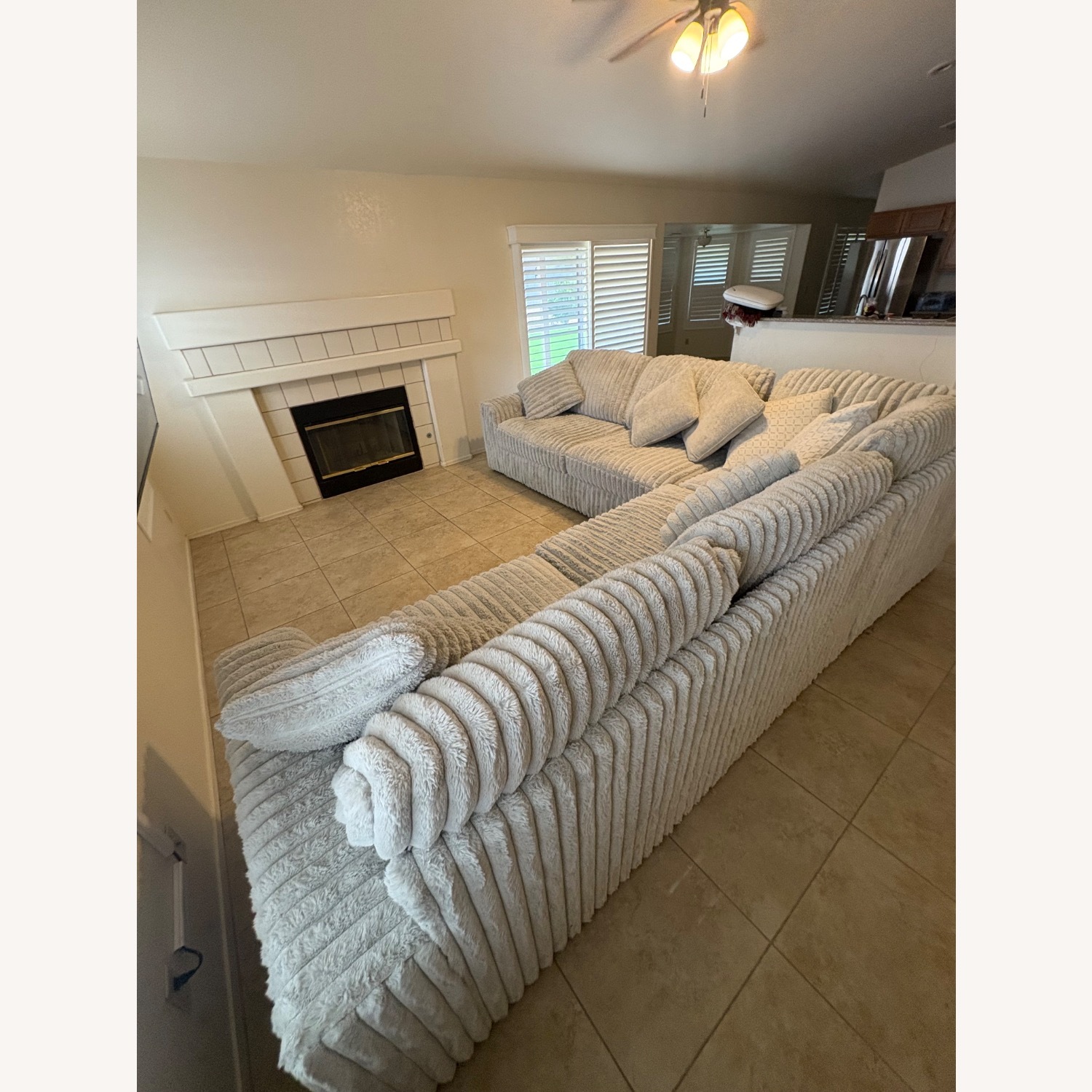 Stupendous 3 piece Sectional Furderoy Couch - image-3