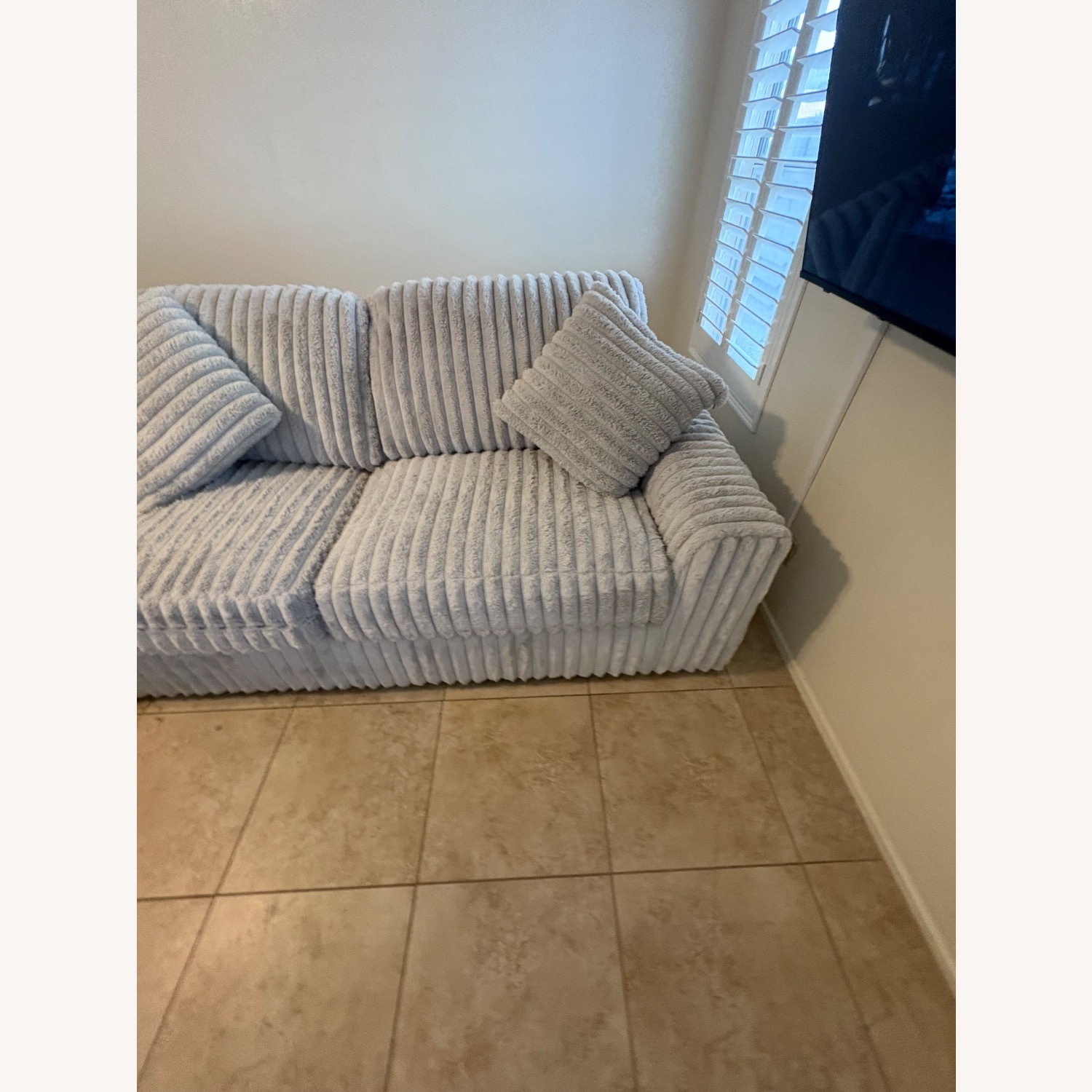 Stupendous 3 piece Sectional Furderoy Couch - image-6