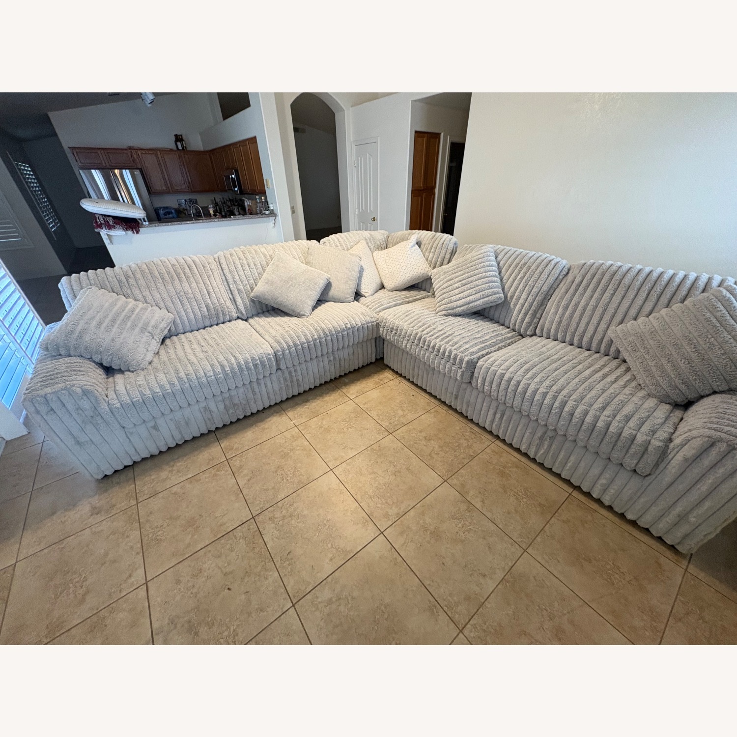 Stupendous 3 piece Sectional Furderoy Couch - image-5