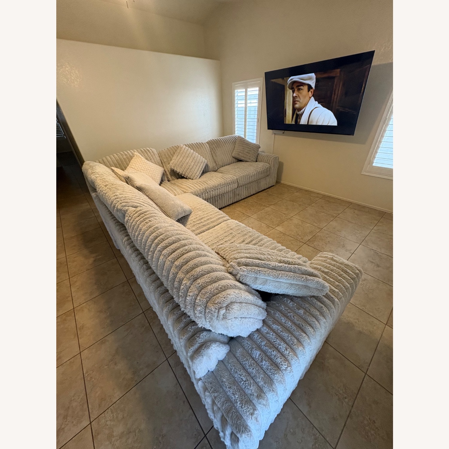 Stupendous 3 piece Sectional Furderoy Couch - image-2