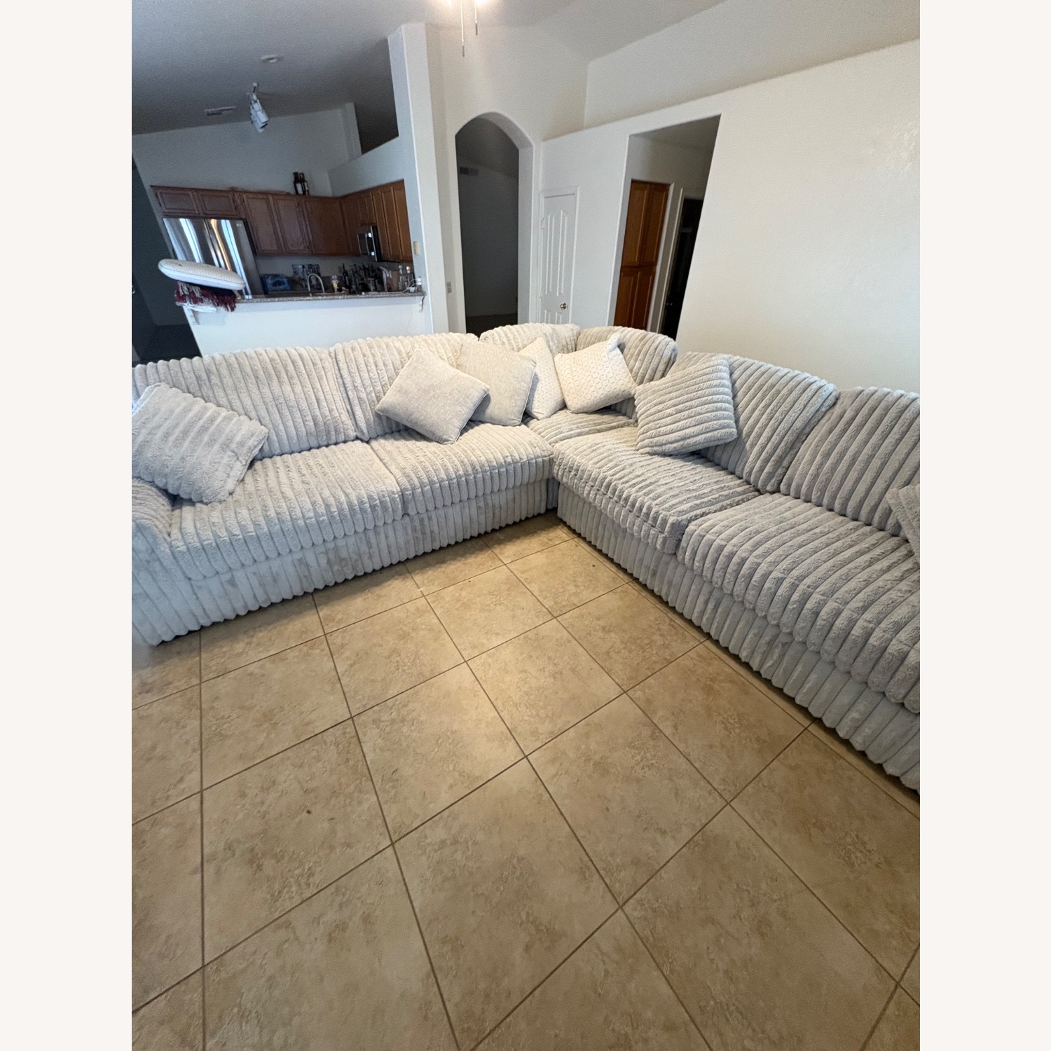 Stupendous 3 piece Sectional Furderoy Couch - image-4