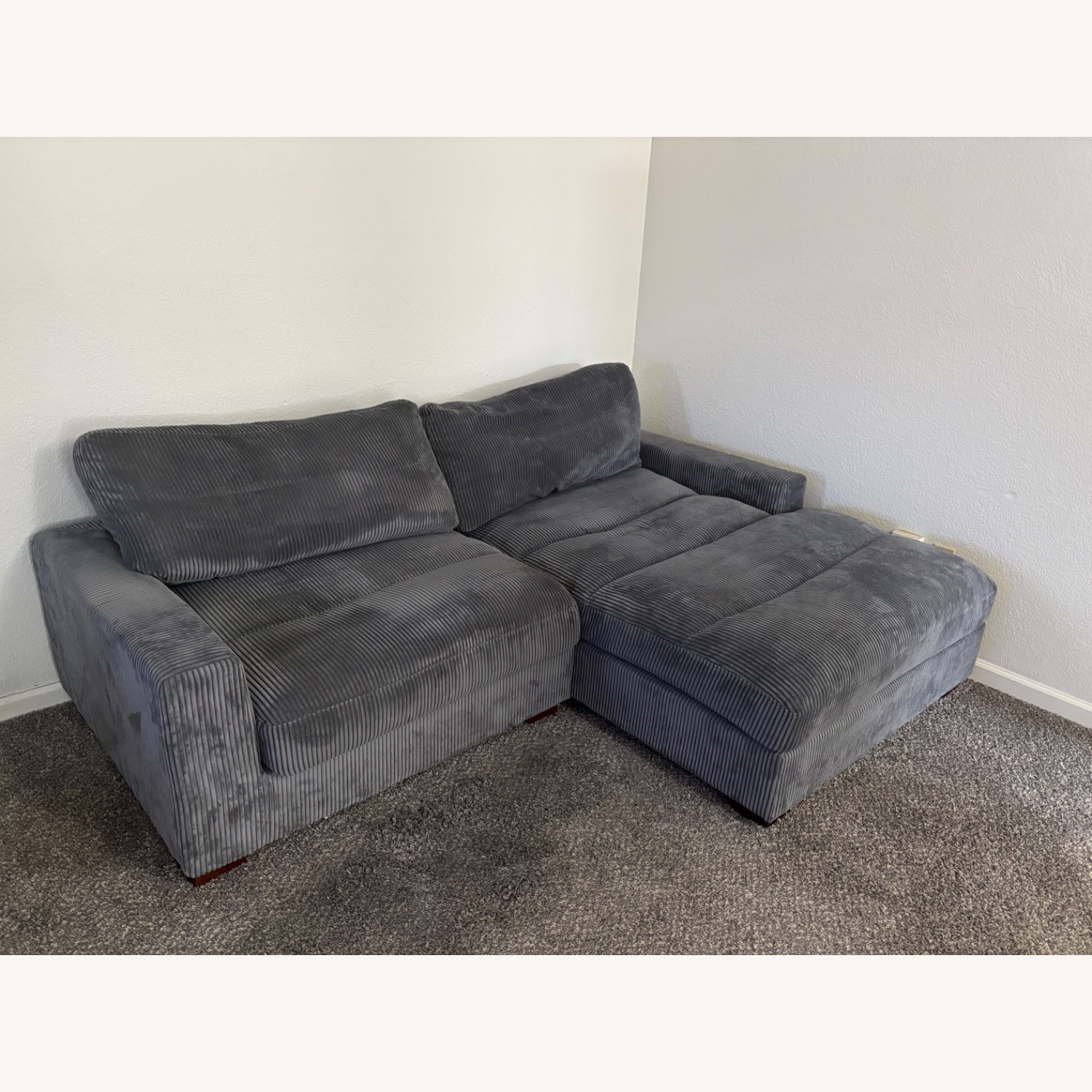 Wade Logan Sectional - image-2