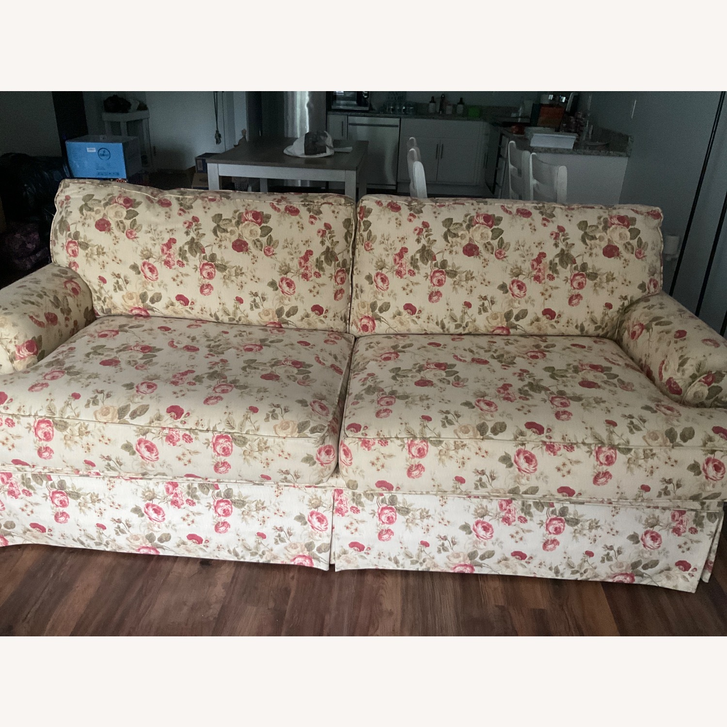 Craftmaster Couch Shabby Rose Colors - image-1